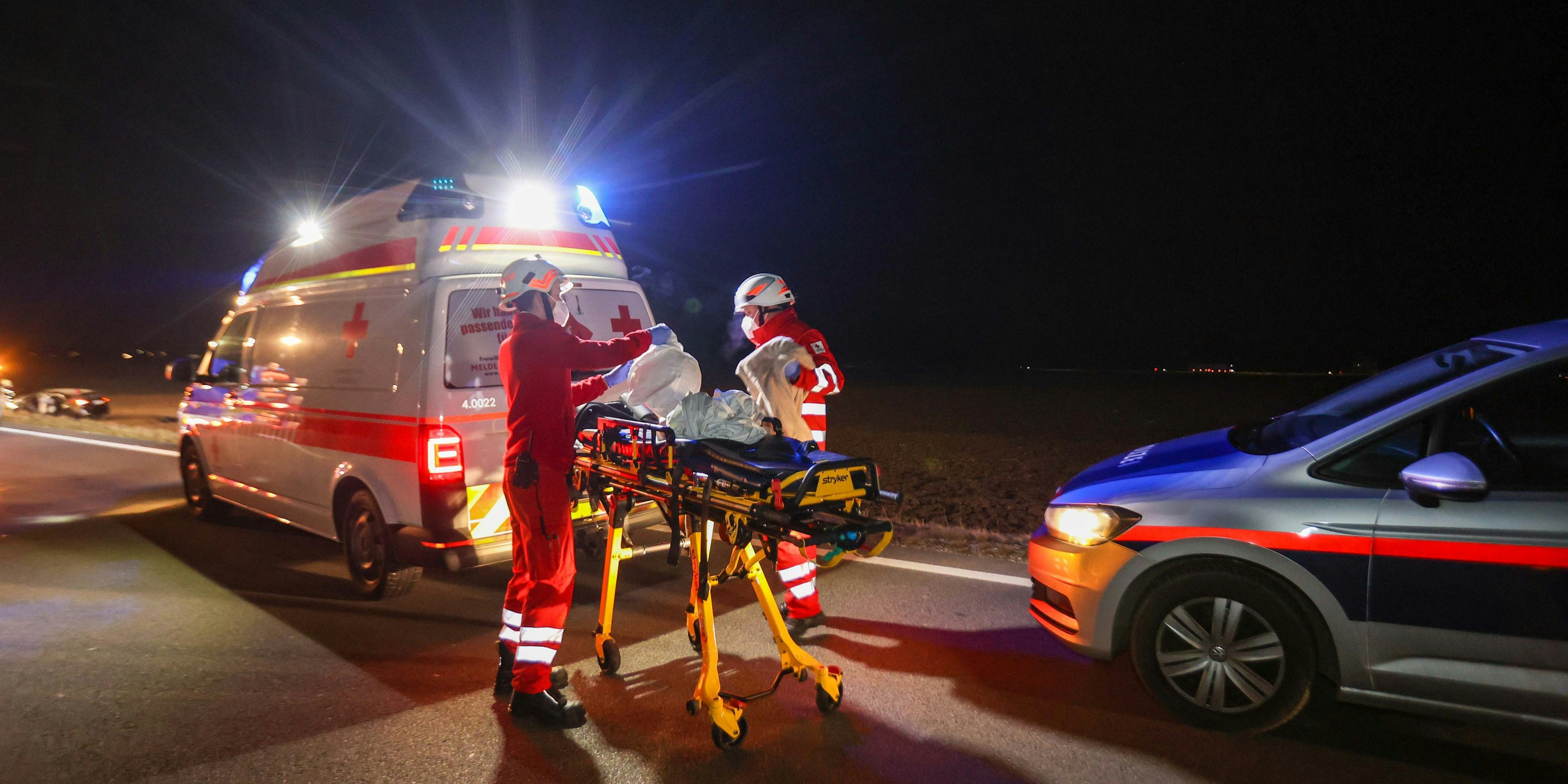 Trotz rascher Hilfe konnten zwei Personen nur noch für tot erklärt werden. (Symbolbild)