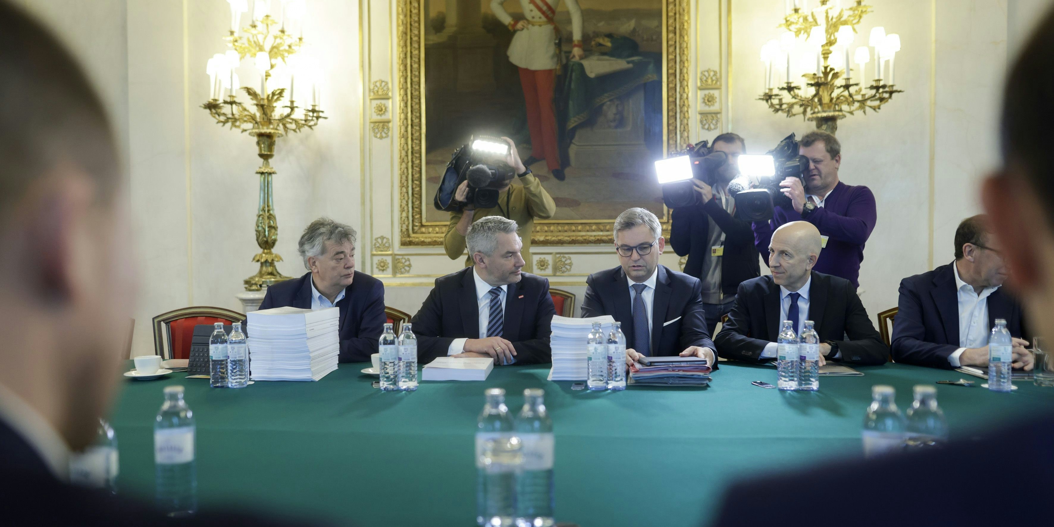 Kanzler Nehammer mit Vize-Kanzler Werner Kogler, Finanzminister Magnus Brunner und Arbeitsminister Martin Kocher. 