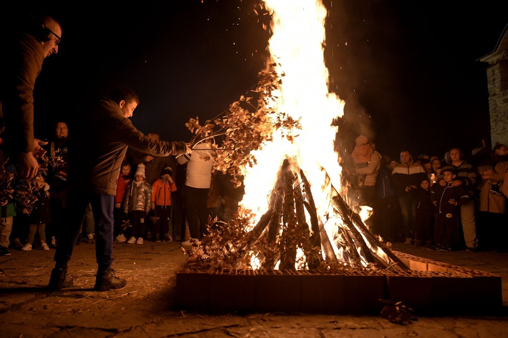 Die beiden Opfer haben zum Zeitpunkt der Tat einen Eichenstamm getragen – die Eiche spielt eine wichtige Rolle während des orthodoxen Weihnachtsfests. (Symbolbild)