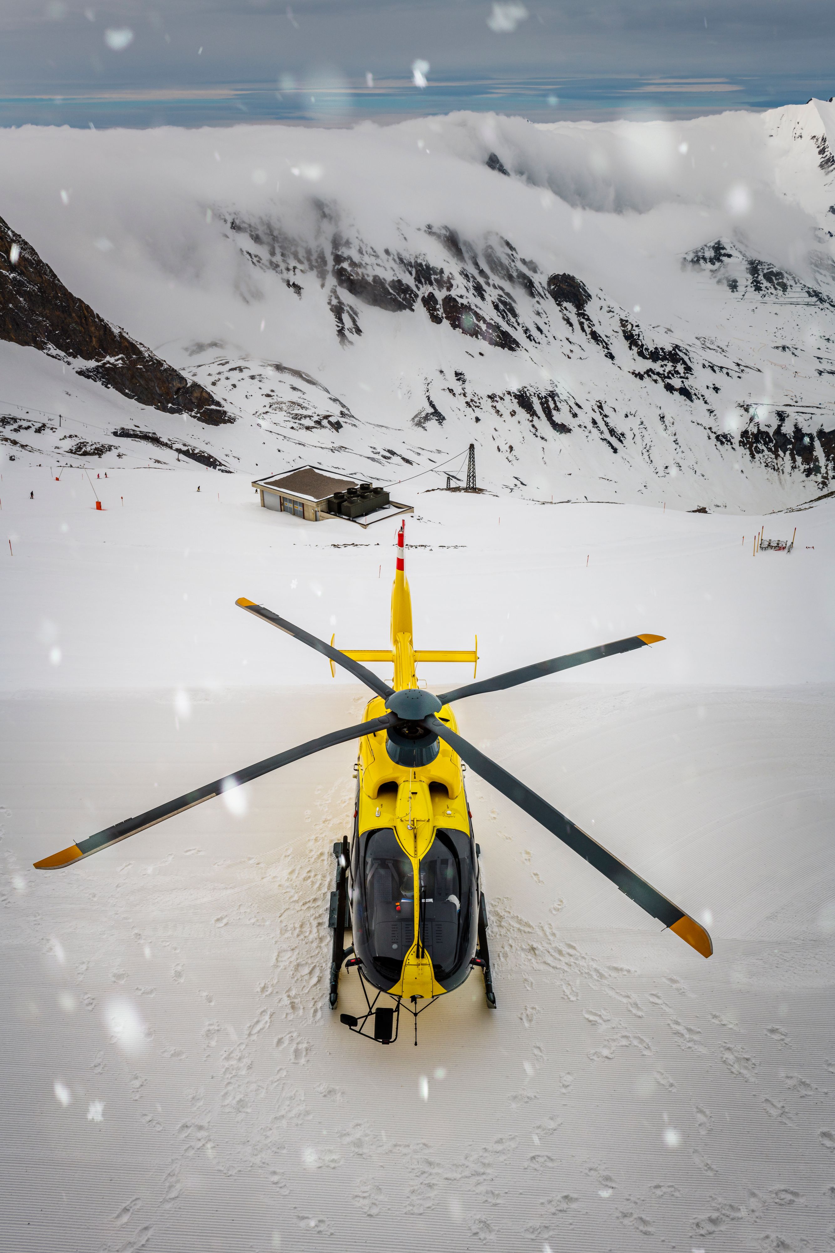 Ein ÖAMTC-Notarzthubschrauber musste wegen eines Defekts auf unübliche Weise geborgen werden. 
