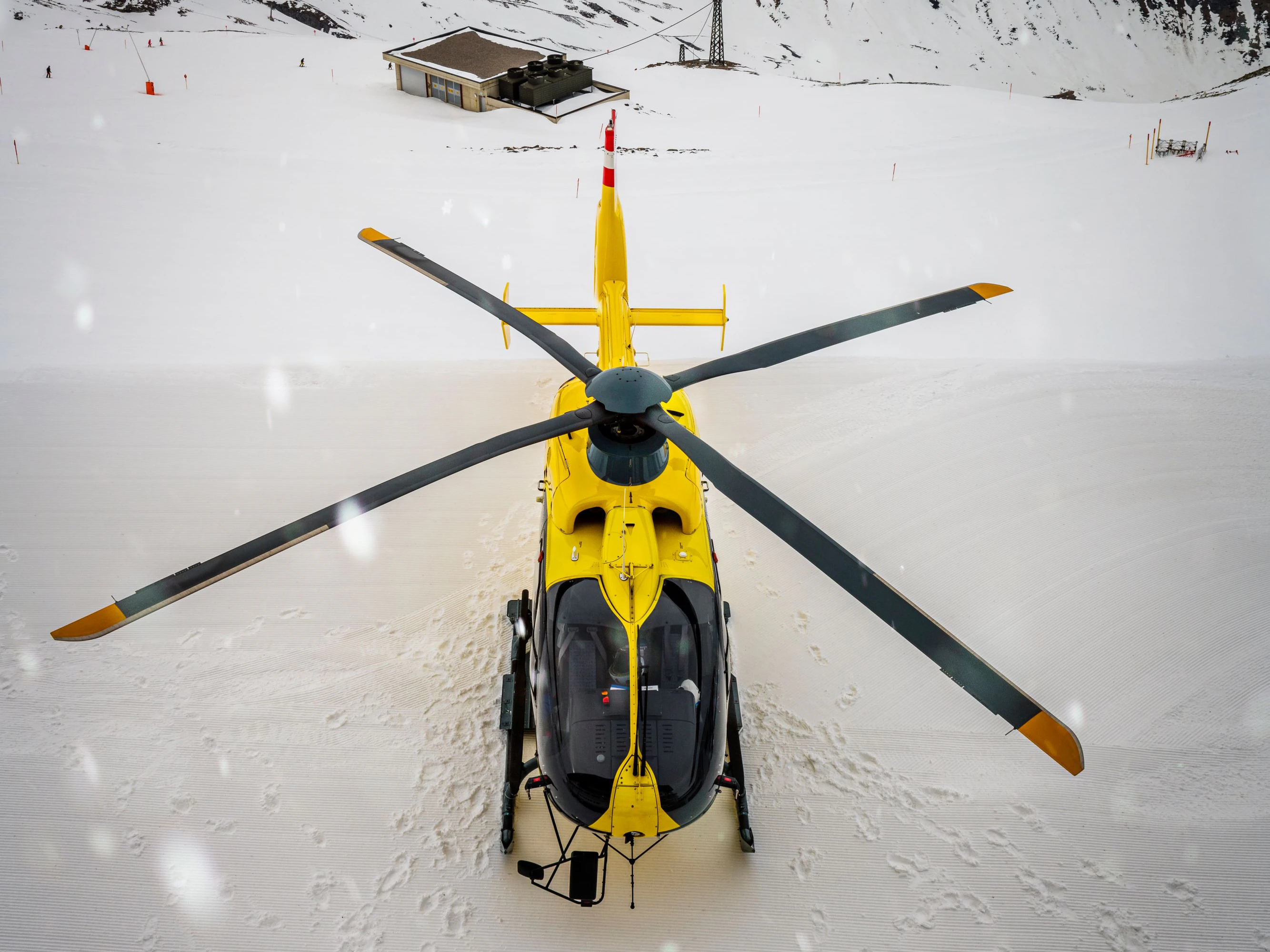 Ein ÖAMTC-Notarzthubschrauber musste wegen eines Defekts auf unübliche Weise geborgen werden. 