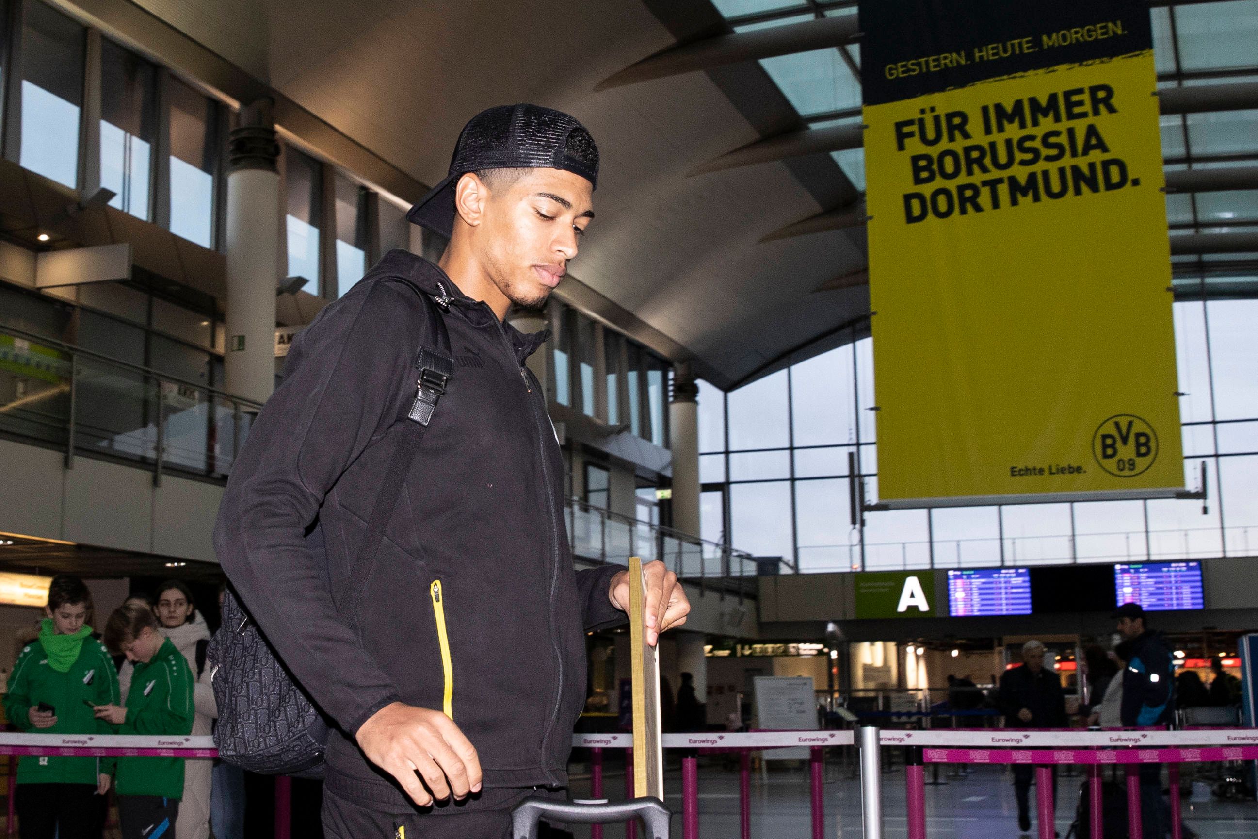 Jude Bellingham vergas seinen Reisepass, seine Mutter brachte ihn schließlich vorbei. 