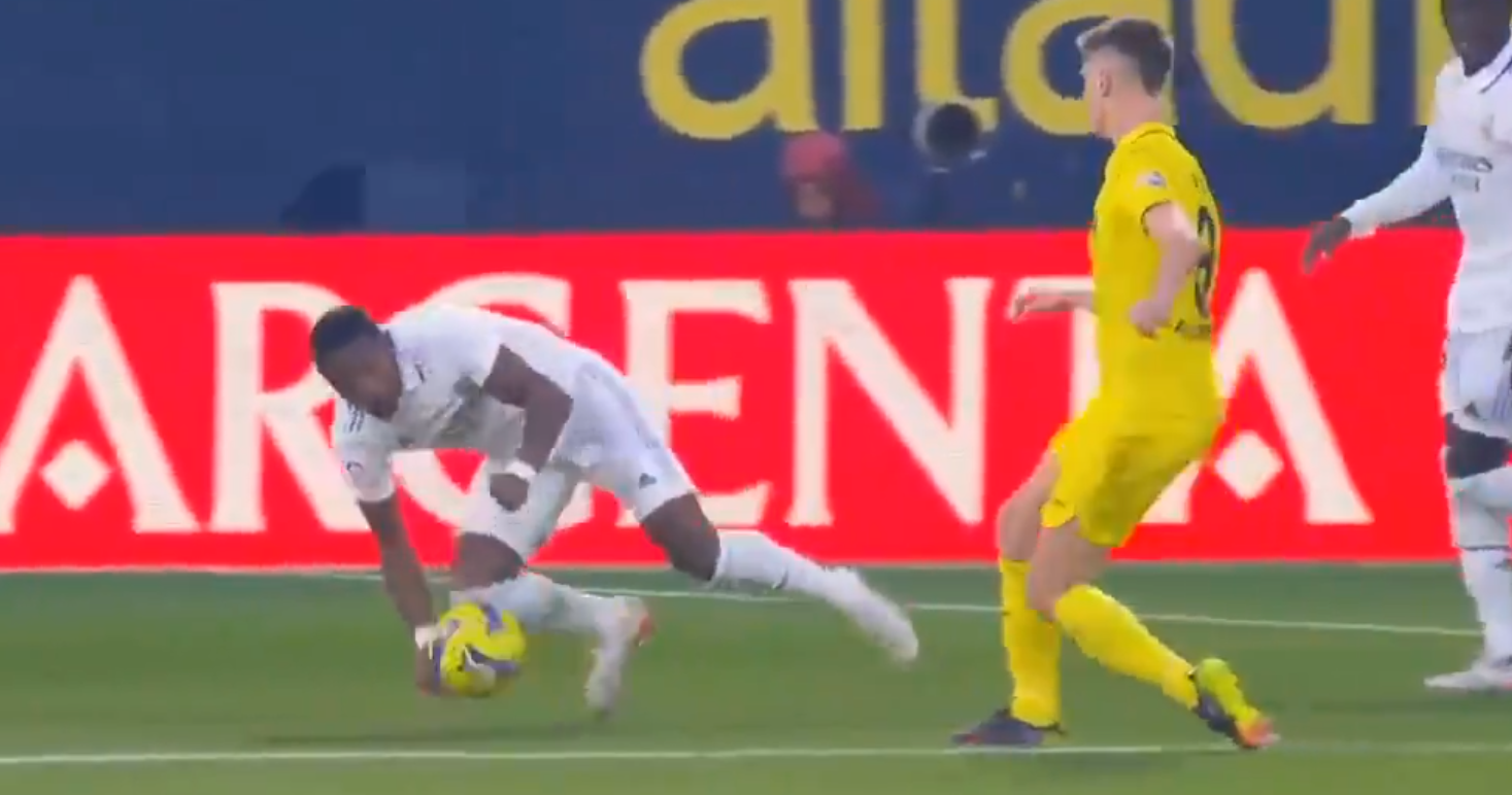 David Alaba fällt um, es gibt Elfmeter