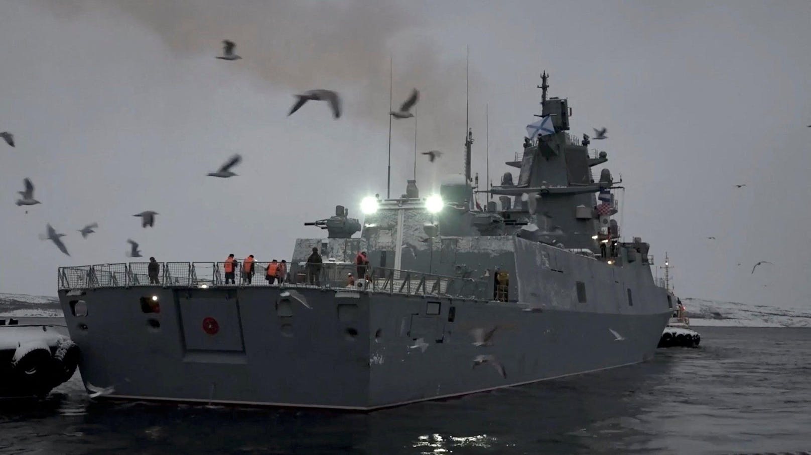 Die russische Fregatte "Gorschkow" wurde mit der Hyperschallwaffe "Zirkon" (Tsirkon) ausgerüstet. Hier  verlässt sie am 4. Jänner 2022 den Marinestützpunkt im russischen Sweromorsk.