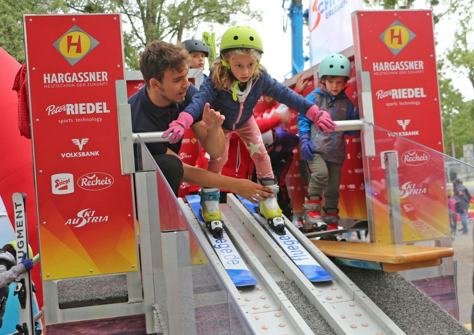 Für Kinder zwischen sechs und neun gibt es ein Skisprung-Schnuppertraining in Wien. 