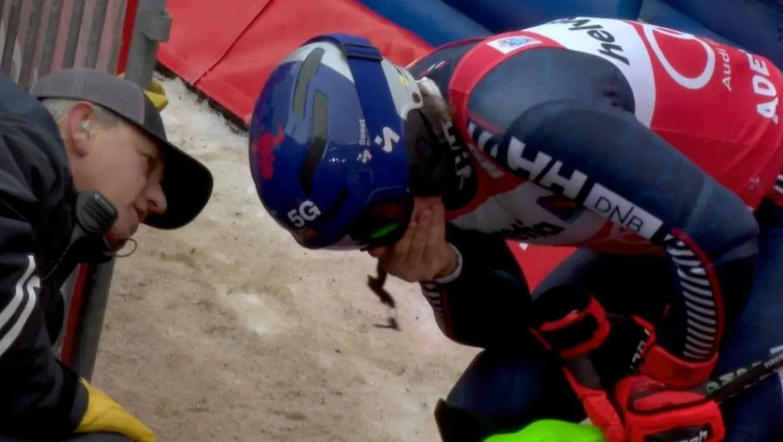 Henrik Kristoffersen hat Schmerzen im Gesicht.