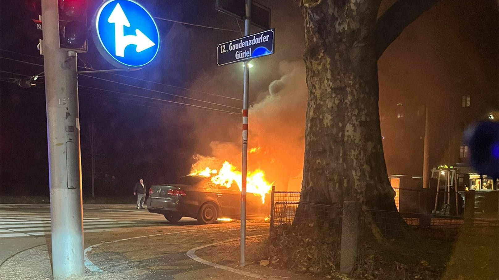 Am Gaudenzdorfer Gürtel brannte am Samstagabend ein parkender Pkw.