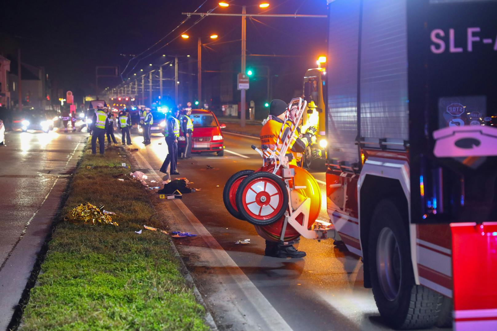 Auf der B1 in der Nähe von Traun (Bez. Linz-Land) fuhr am Samstagabend ein 22-jähriger Auto-Lenker in eine 39-Jährige.&nbsp;