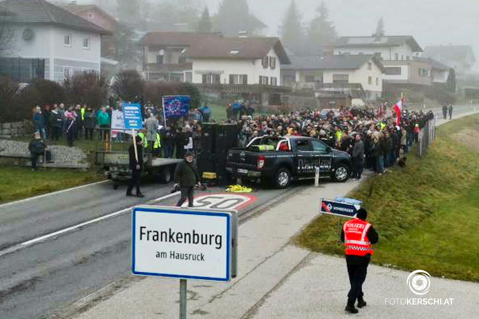 In der Gemeinde Frankenburg (Bez. Vöcklabruck) wurde am Sonntagnachmittag demonstriert. Laut Angaben der Behörden waren rund 50 Teilnehmer dabei.