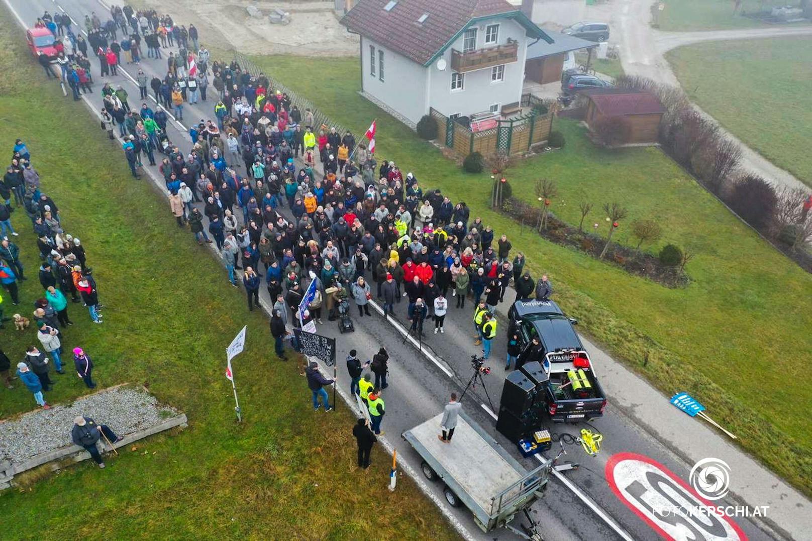 Bei der Demonstration in Frankenburg wurde eine Senkung der Zahl an Asylwerbern auf 100 gefordert.&nbsp;