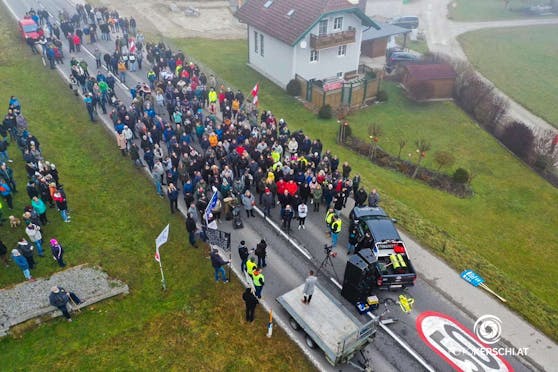 Bei der Demonstration in Frankenburg wurde eine Senkung der Zahl an Asylwerbern auf 100 gefordert.&nbsp;