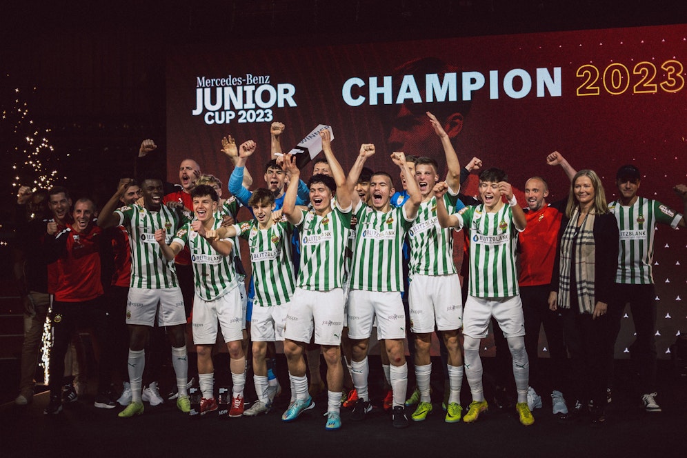 Teamjubel beim Mercedes-Benz JuniorCup