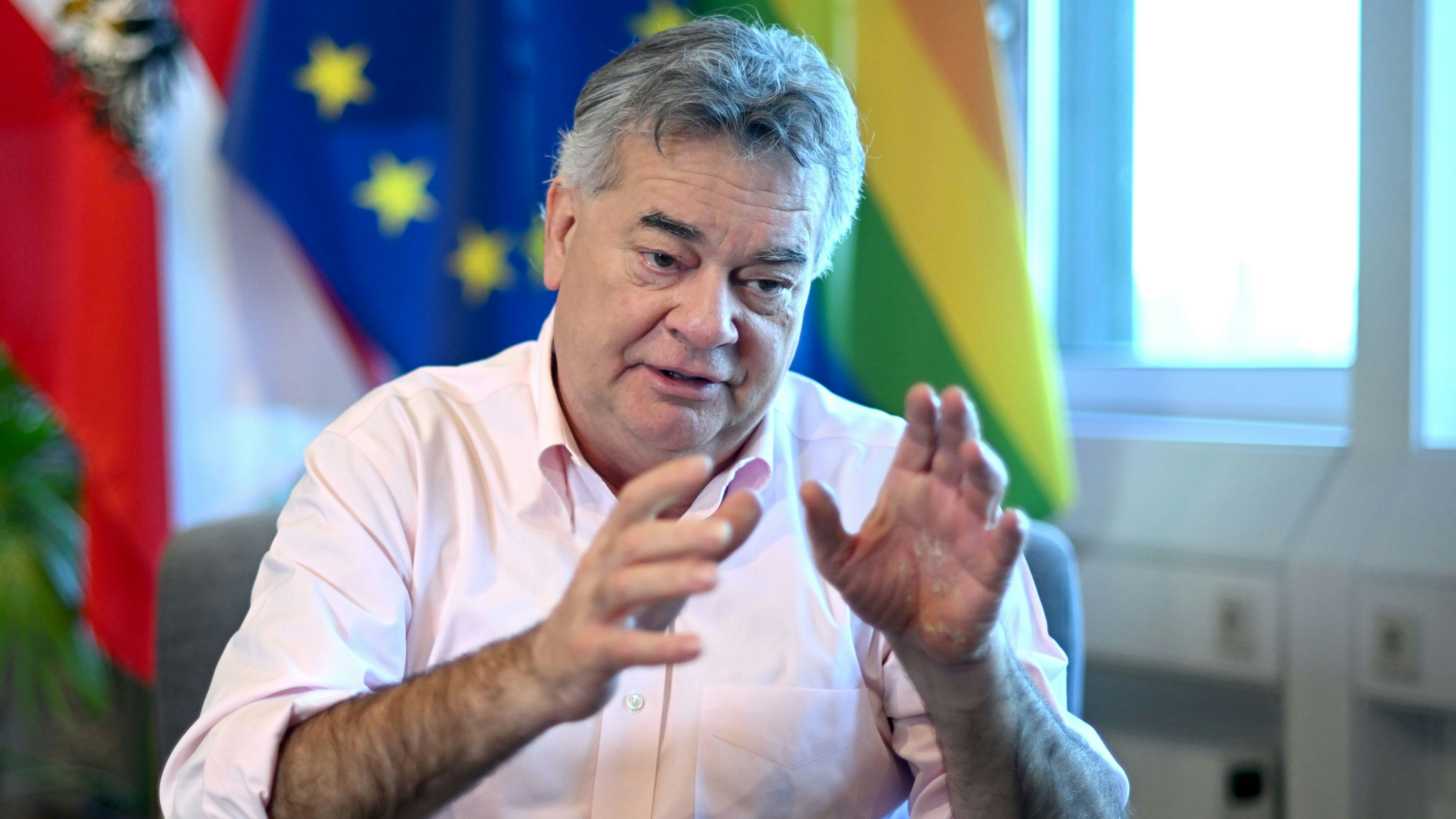 Werner Kogler lädt gemeinsam mit Bundeskanzler Karl Nehammer zur Regierungsklausur.