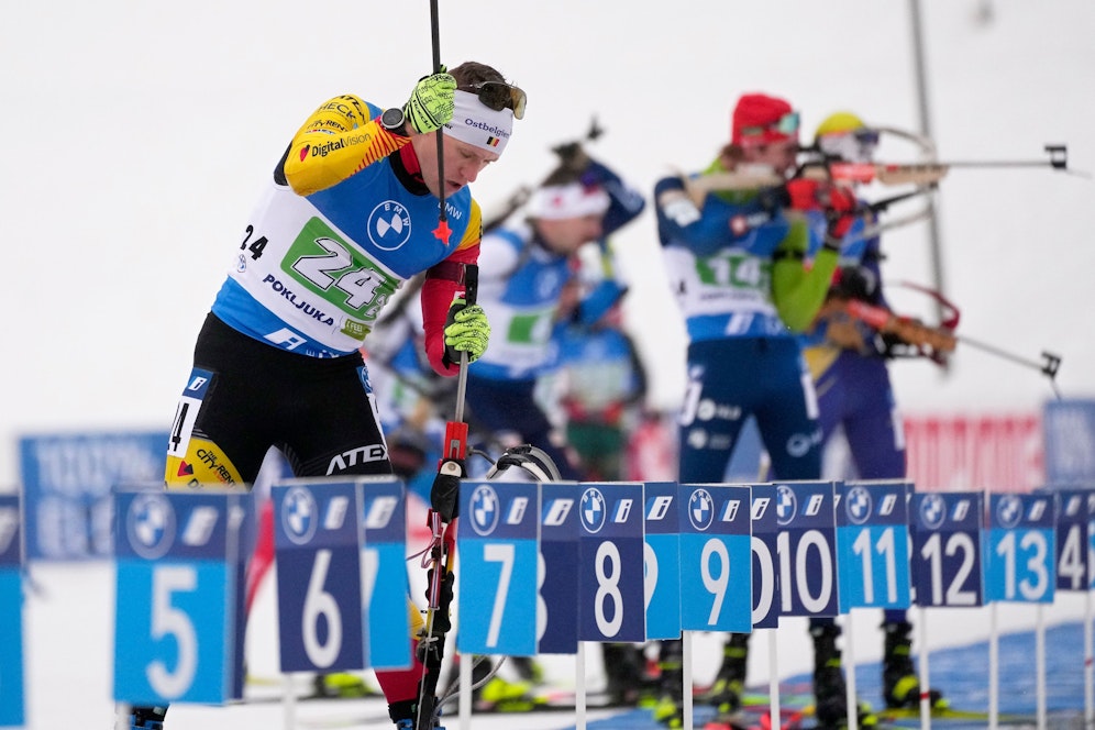 Thierry Langer schaut in den Lauf seiner Waffe.