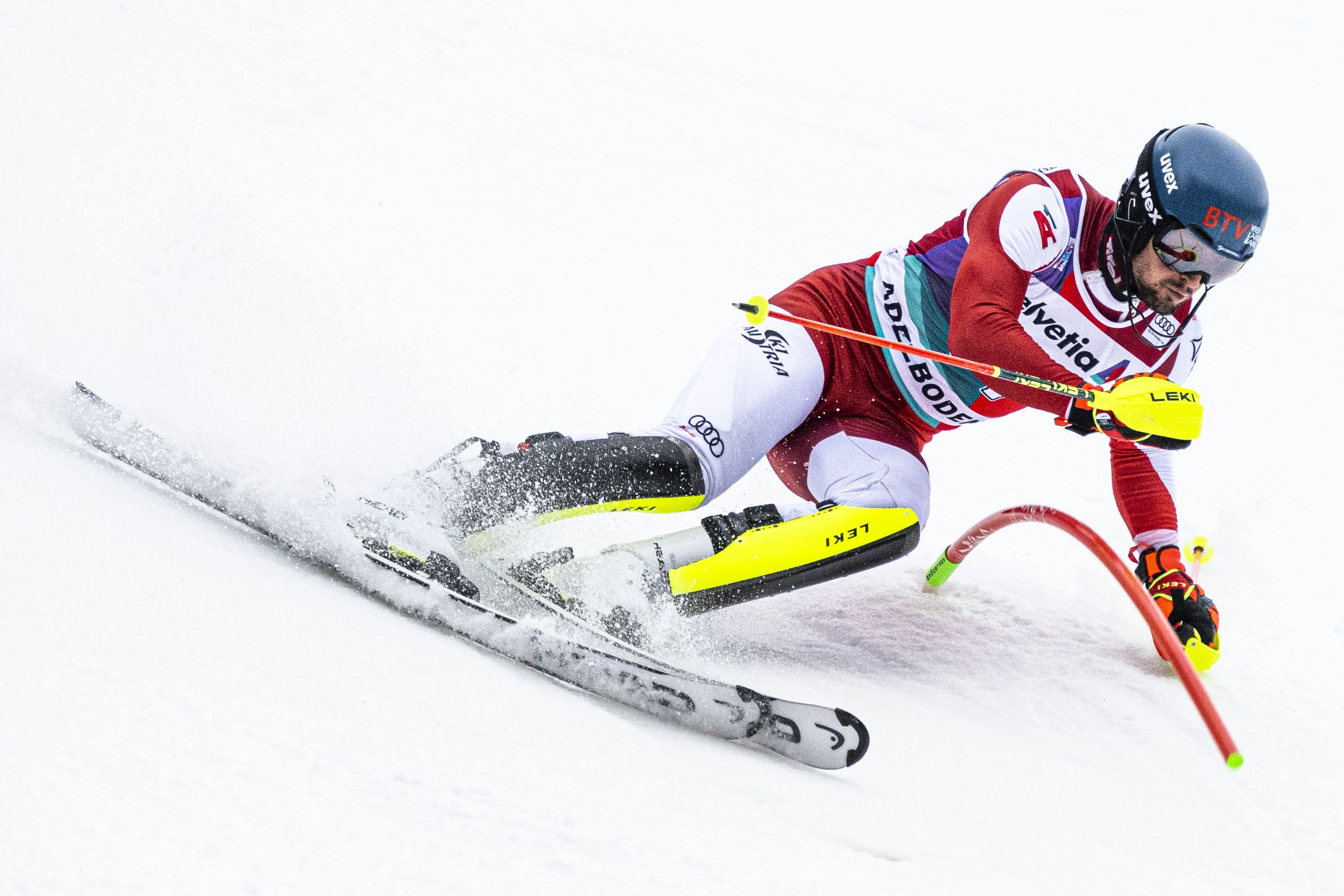 Johannes Strolz rutscht auf seinem Skischuh aus.