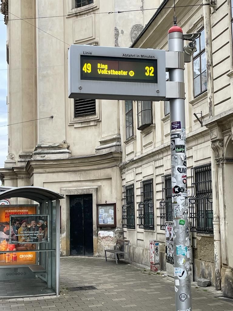 Über eine halbe Stunde wartete man auf die Straßenbahn der Linie 49.