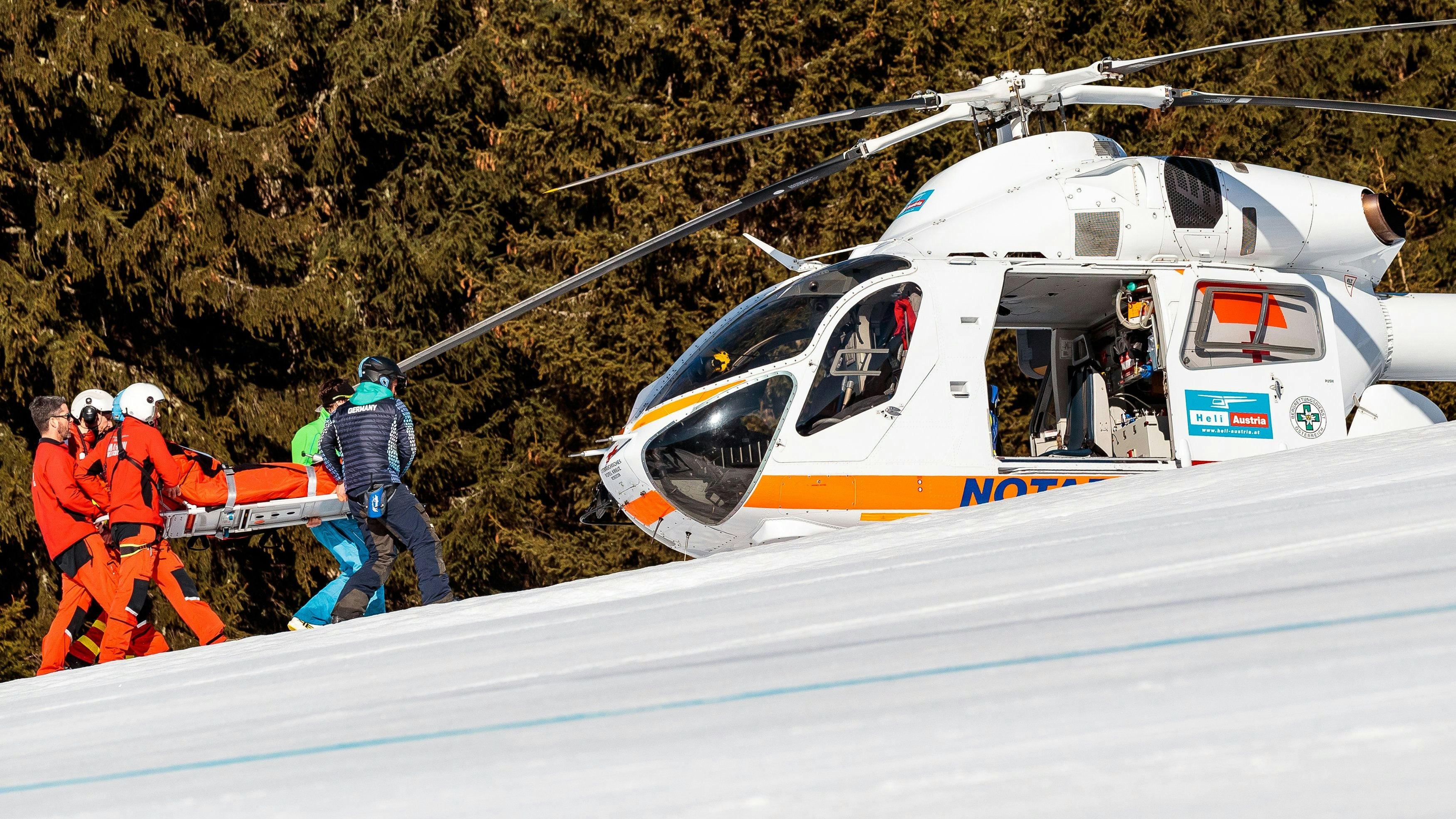 Download von www.picturedesk.com am 09.01.2023 (09:02).  THEMENBILD - Mitglieder des Notarzthubschraubers Martin 1 (OE-XMM, MD Helicopters Explorer 902), bringen einen verletzten Skifahrer mit einer Rettungsbahre in den Hubschrauber zur ärztlichen Versorgung am Zwölferkogel in Hinterglemm, Oesterreich, aufgenommen am 28. Maerz 2017 // Members of the Martin 1 (OE-XMM, MD Helicopters Explorer 902) Emergency Medical Helicopter Crew with a Injured Skier on a Rescue stretcher at the Zwoelferkogel Ski Resort in Hinterglemm, Austria on 2017/03/28. EXPA Pictures © 2017, PhotoCredit: EXPA/ JFK - 20170412_PD0668 - Rechteinfo: Rights Managed (RM)