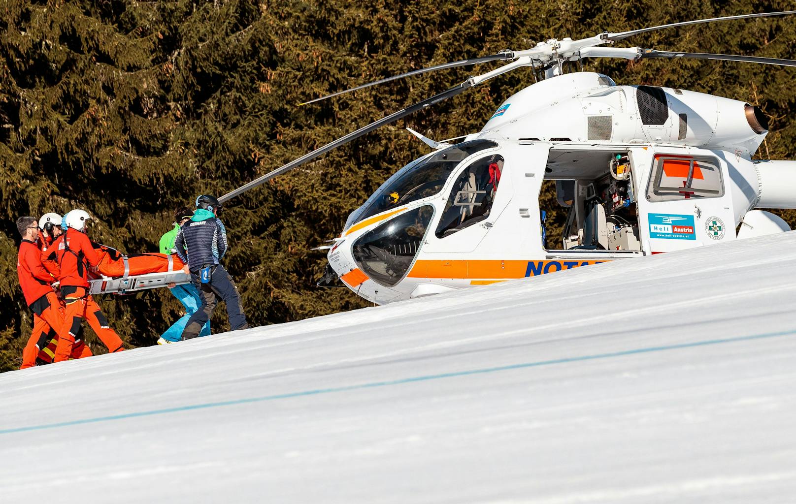 Skifahrer stürzt 100 Meter in die Tiefe und überlebt