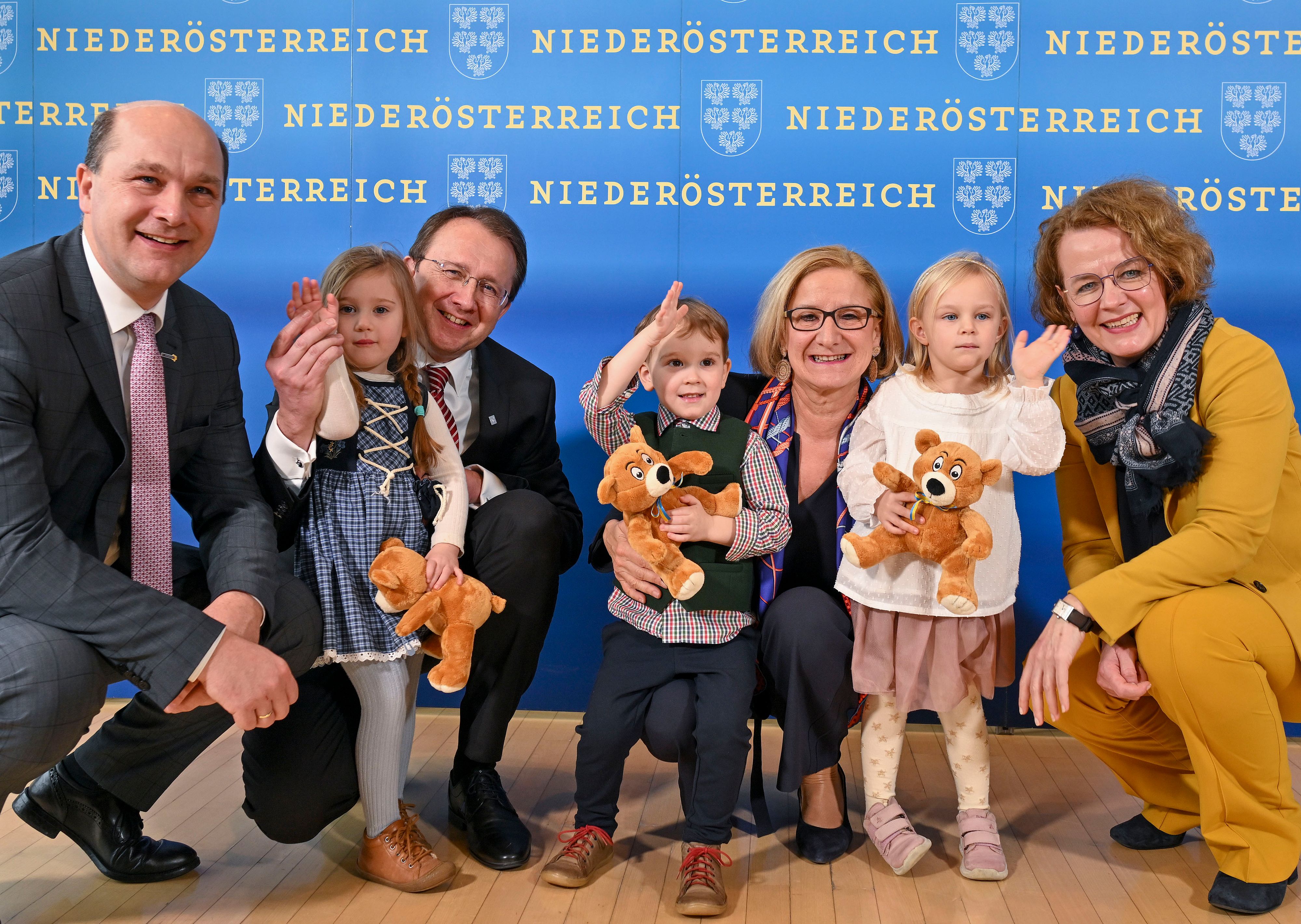 Gemeindebund Präsident Johannes Pressl, Städtebund NÖ Vorsitzender Matthias Stadler, Landeshauptfrau Johanna Mikl-Leitner und Landesrätin Christiane Teschl-Hofmeister (v.l.n.r.) mit Kindern nach der Pressekonferenz zu den Umsetzungsdetails der blau-gelben Kinderbetreuungs-Offensive.