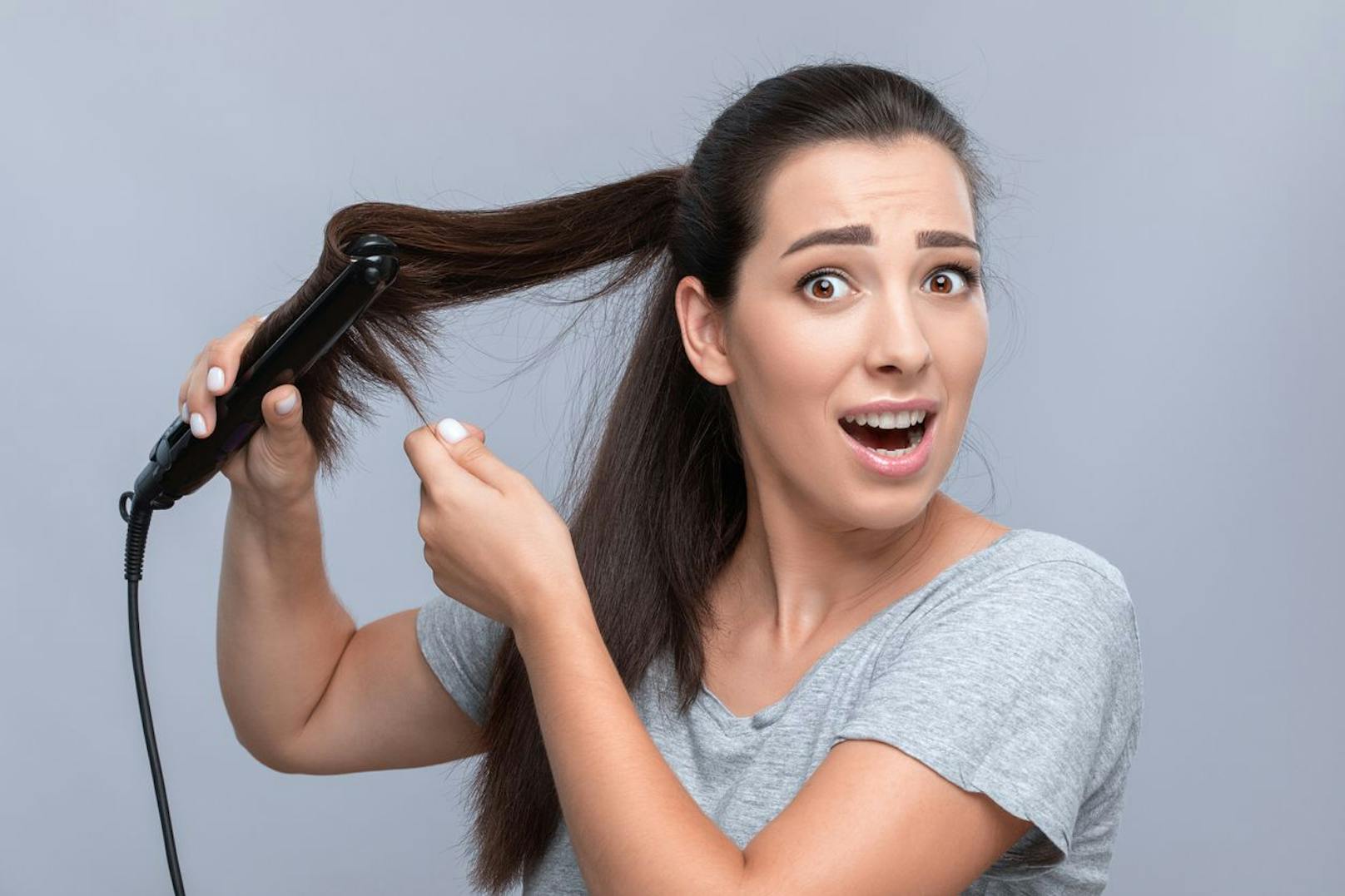 Feuchte Haare glätten kann nur katastrophal enden. Mit ein wenig Nässe ist das Haar sehr empfindlich und kann stark beschädigt werden, wenn du es glättest. Haarbruch und Spliss sind mögliche Folgen davon. 
