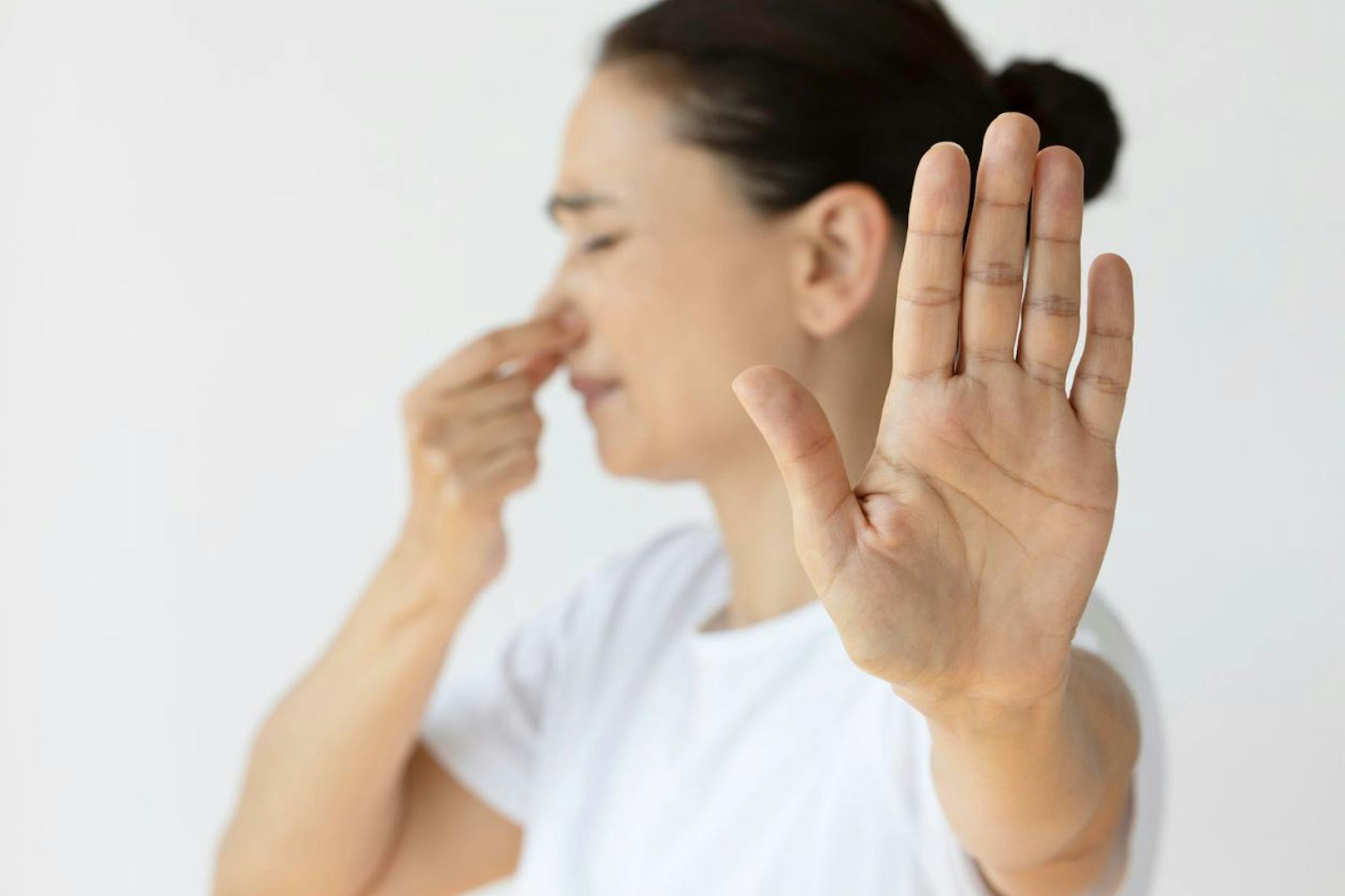 Dein Ohrschmuck führt oft den miesen Geruch an deinen Ohrläppchen herbei, aber auch andere Gründe sind für den fauligen Geruch verantwortlich. 