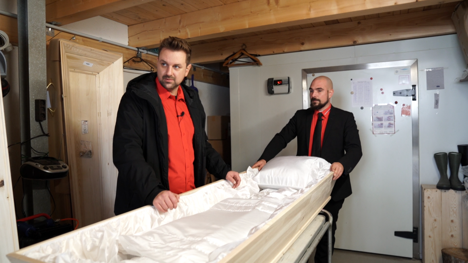 Fotograf Matthias Auer arbeitete einen Tag lang als Bestatter.