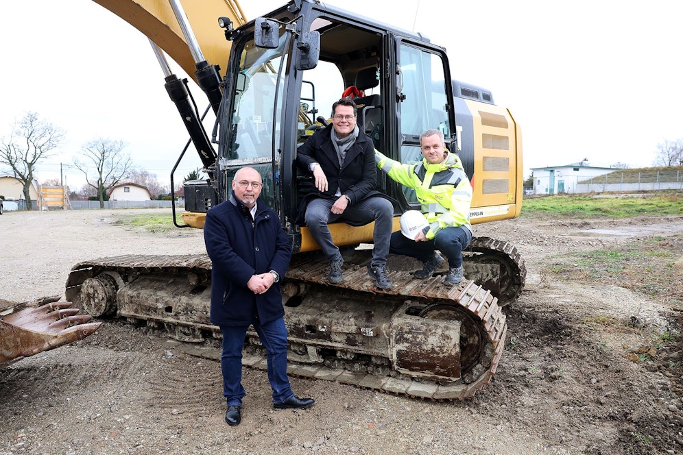 Bezirksvorsteher Peter Jagsch, Klimastadtrat Jürgen Czernohorsky und Paul Hellmeier, Leiter Wiener Wasser (v.l.) beim Spatenstich für die Erweiterung des Wasserbehälters Schafberg
