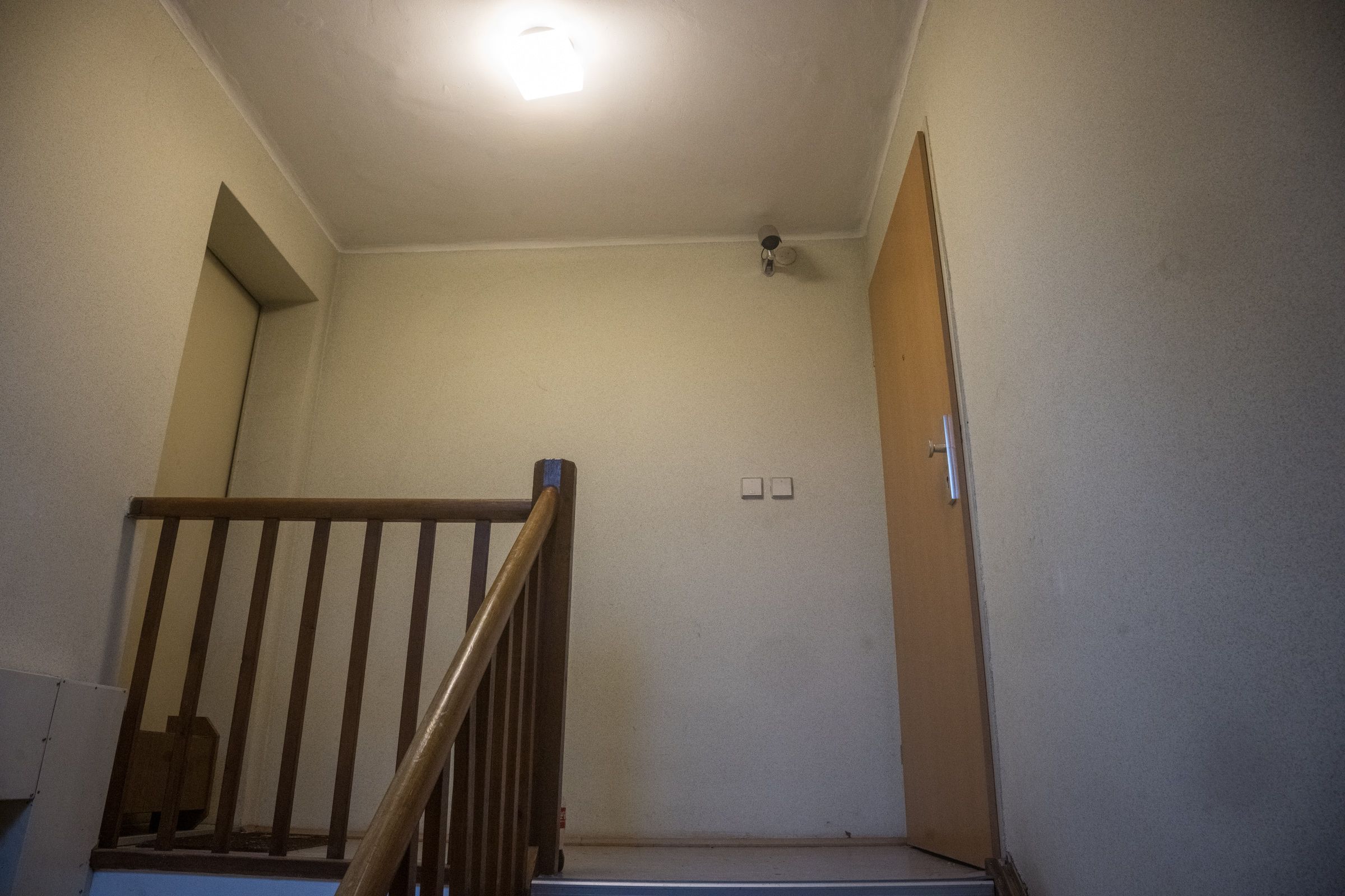 Hinter dieser Wohnungstür soll es zur Beziehungstat gekommen sein. Laut Polizei hat der Iraker zwei Mal auf seine Lebensgefährtin eingestochen.