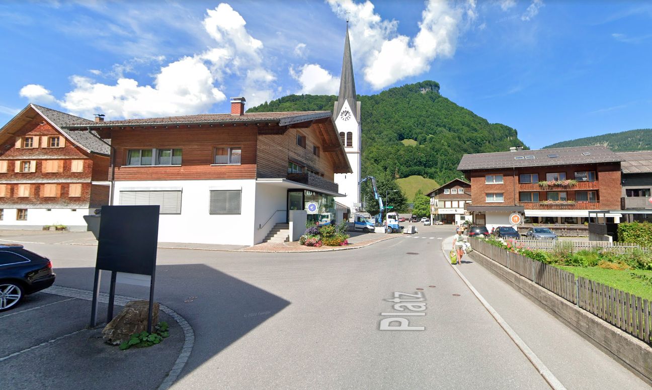 Blick auf die Pfarrkirche Mellau und den Ortskern. Symbolbild
