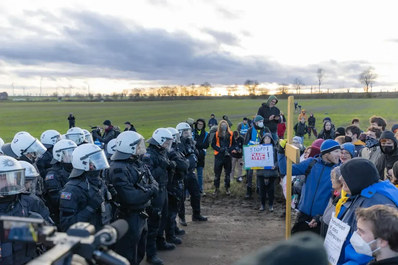 Ungefähr 300 Klimaschützer stellten sich im Anschluss des friedlichen Konzerts feindselig der Polizei gegenüber.