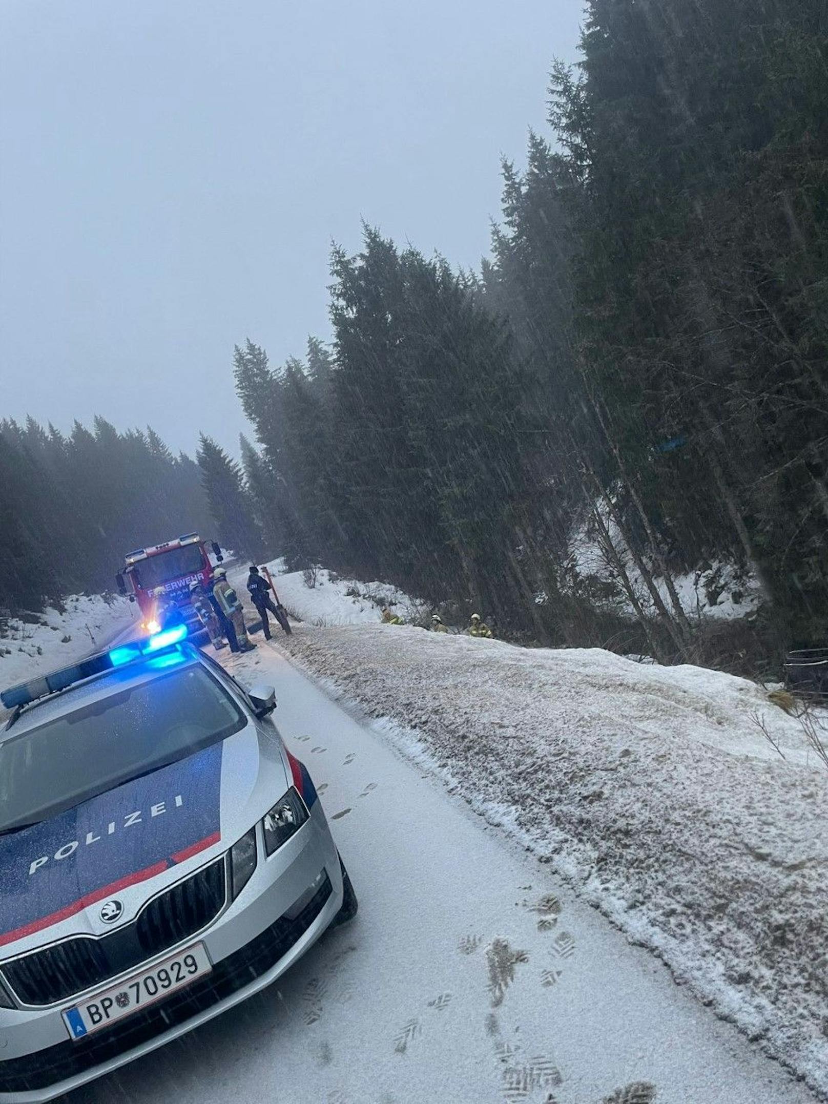 Bei dem Unfall zog sich der Mann leichte Verletzungen zu. Am Pkw entstand schwerer Sachschaden.