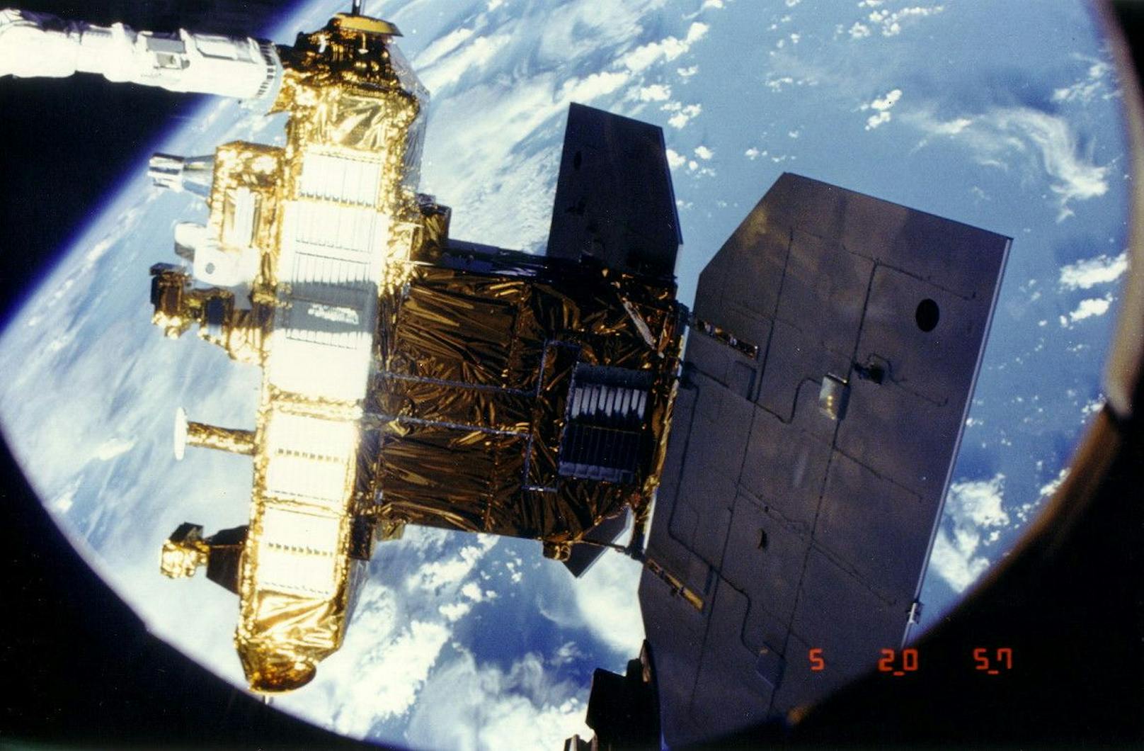Blick aus dem Space Shuttle "Challenger" während der Positionierung von ERBS im Orbit im Oktober 1984.