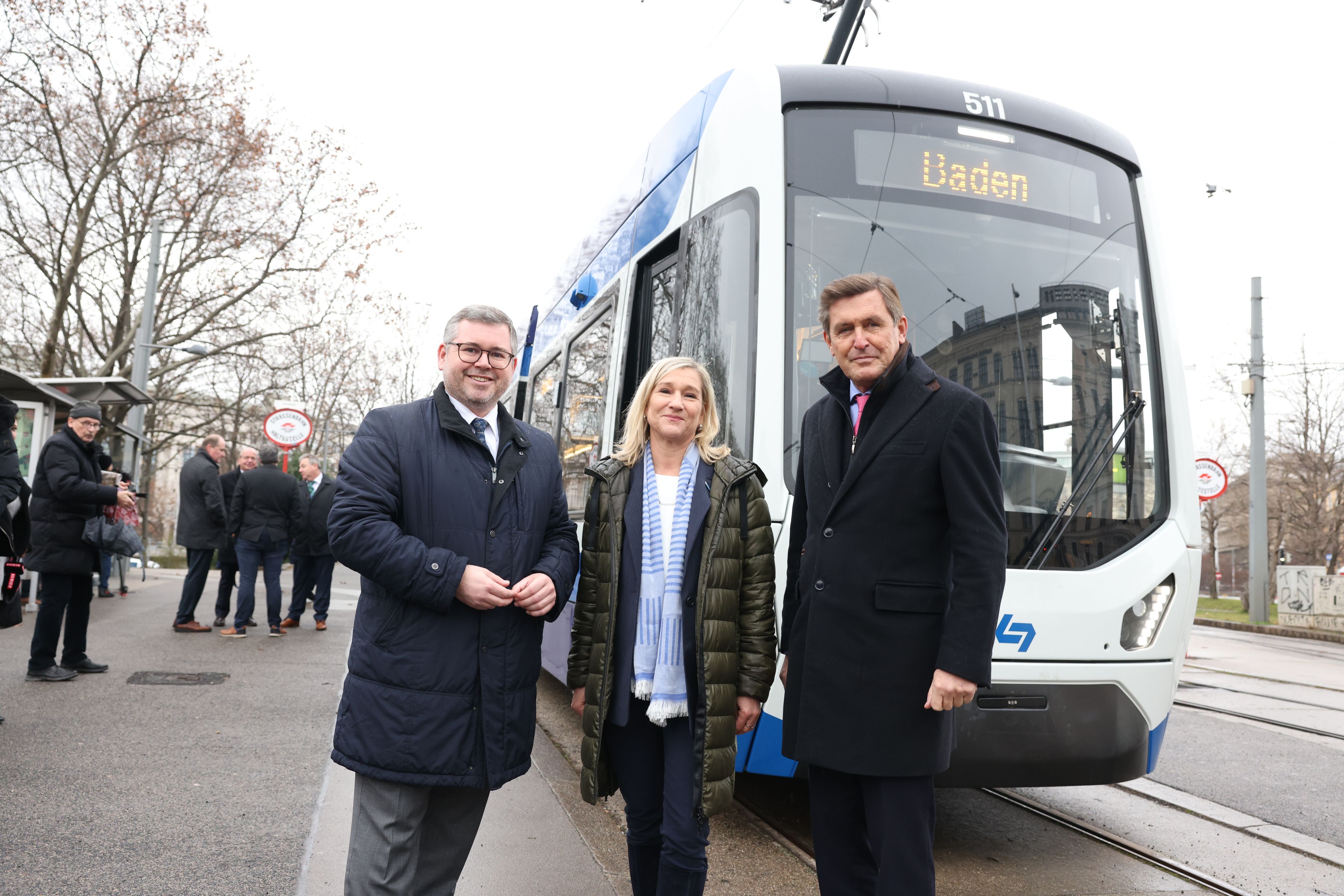 v.l.: Ludwig Schleritzko (Mobilitätslandesrat NÖ), Monika Unterholzner (Geschäftsführerin Wiener Lokalbahnen) und Peter Hanke (Öffi-Stadtrat Wien) präsentierten am Montag am Wiener Karlsplatz eine der neuen Badner-Bahn-Garnituren.