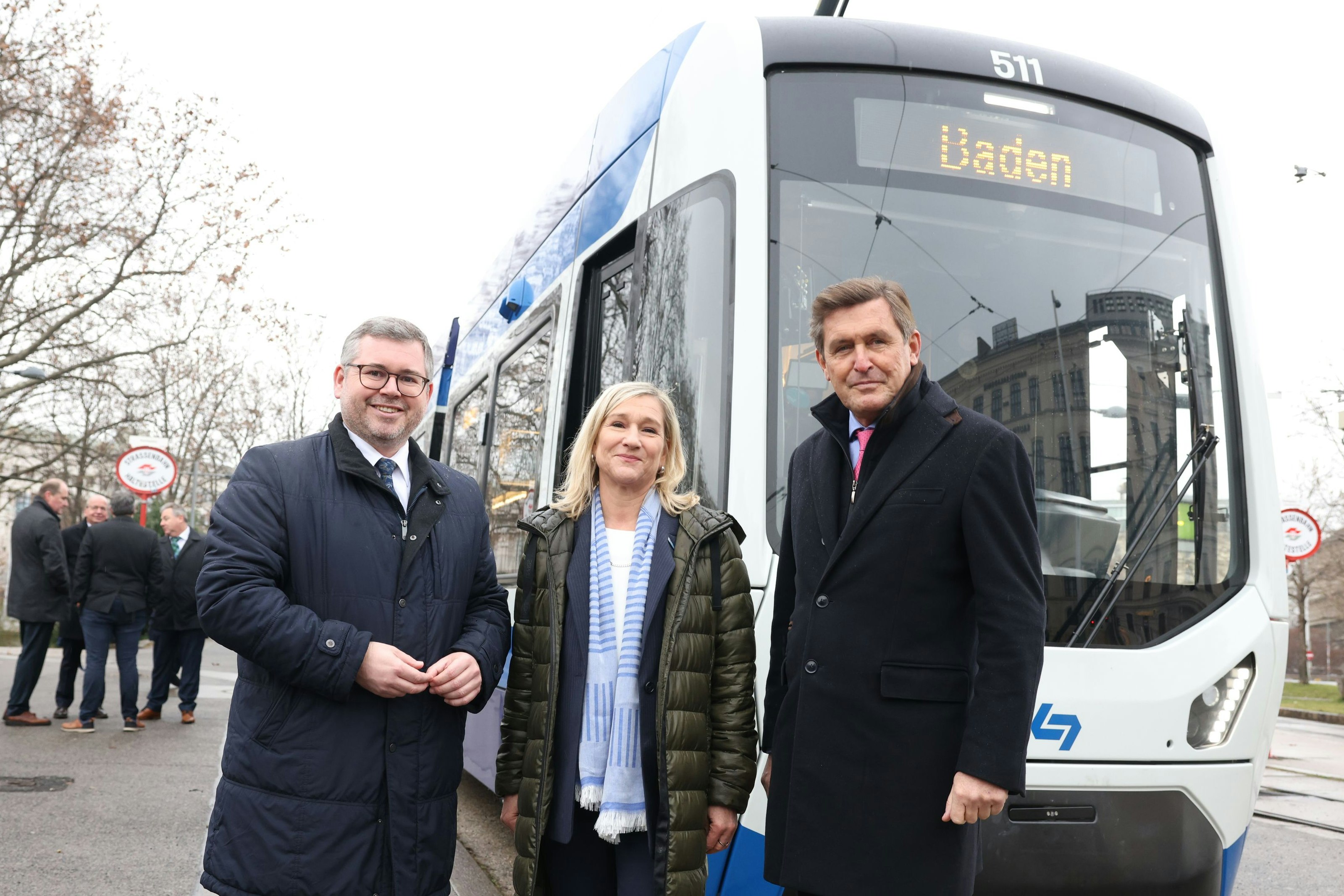 Klima, Videoüberwachung, WÖAN und USB-Lademöglichkeiten für Handy und Co: Im Laufe des Frühjahrs 2023 werden alle 18 neuen Garnituren der Reihe TW500 zwischen Wien und baden unterwegs sein.