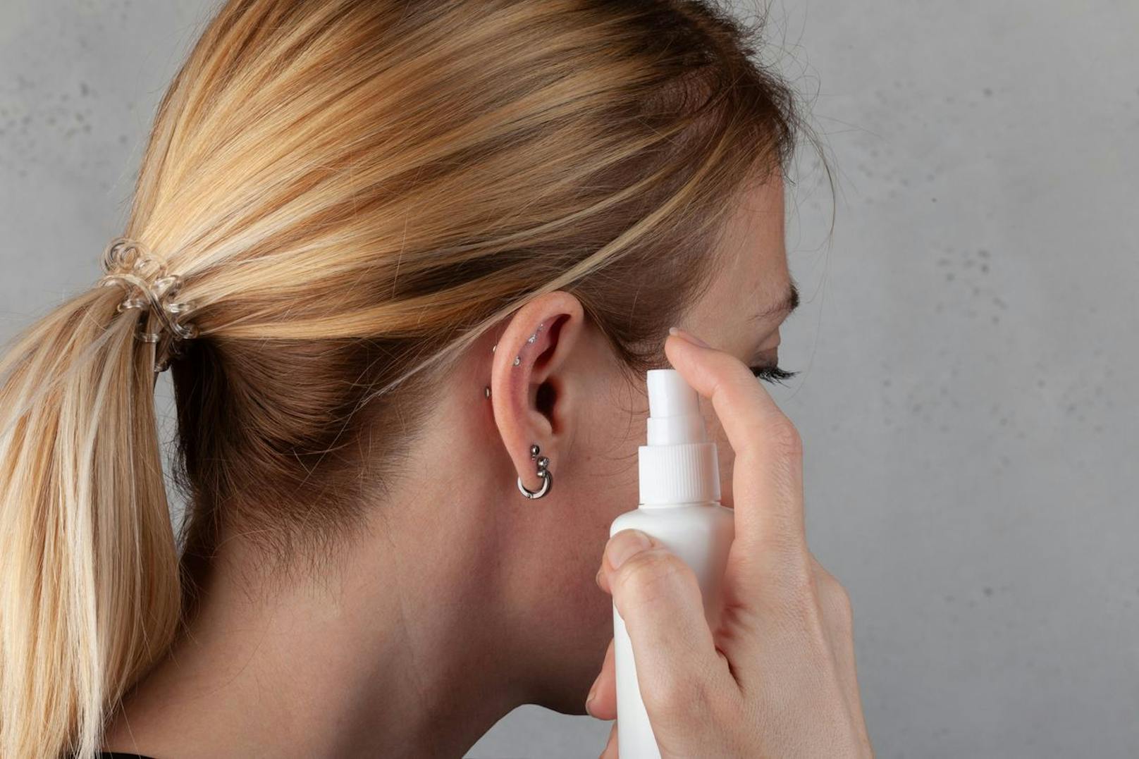 Besonders frisch gestochene Ohrlöcher neigen dazu einen faulen Geruch abzugeben. Reinige deinen neuen Einstich mit einem Piercing-Spray, damit die neuen Hautzellen, die sich bilden nicht so unangenehm riechen. 