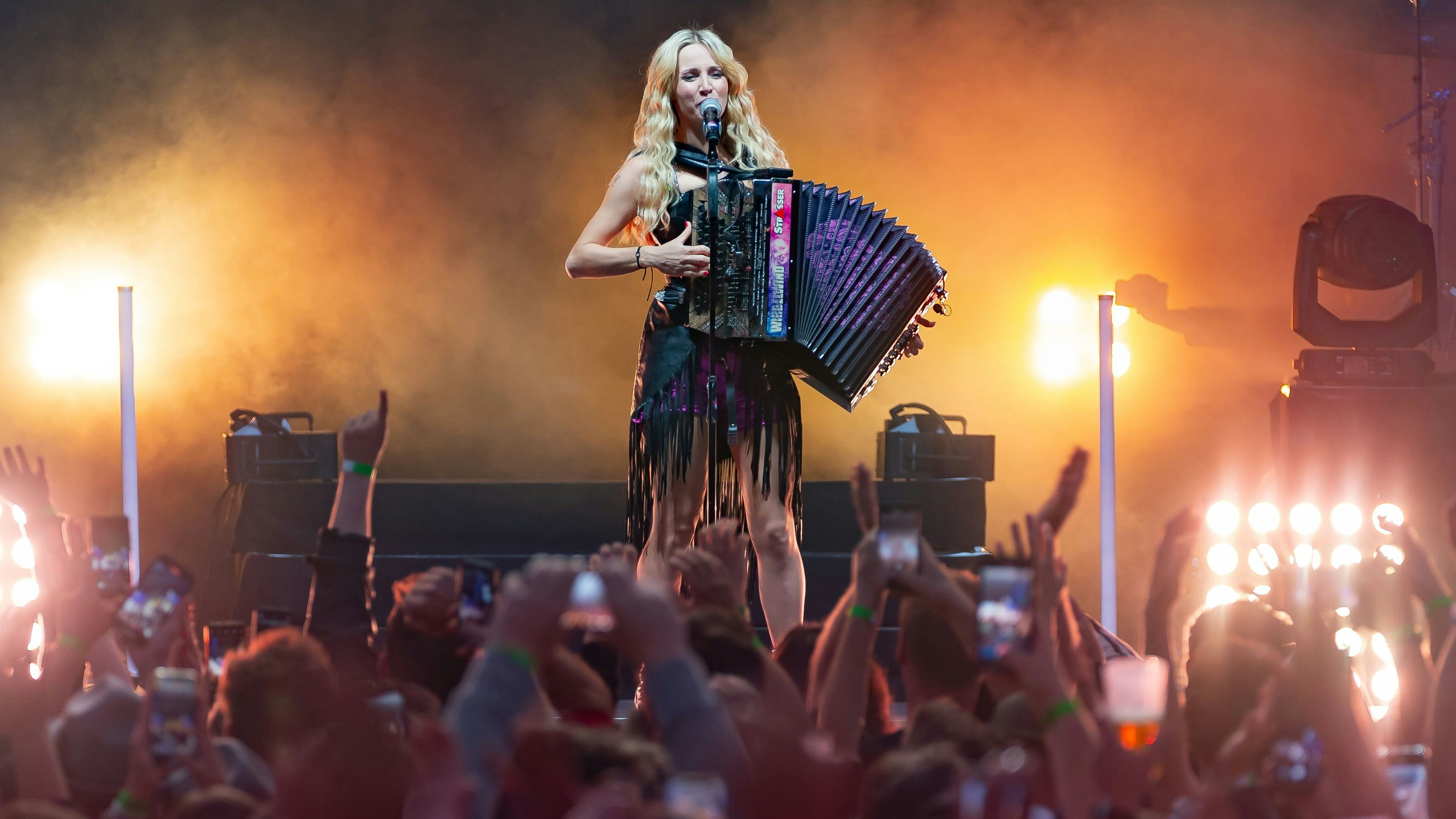 Melissa Naschenweng freut sich bereits riesig auf ihre allererste "Bergbauern"-Solo-Hallentournee.