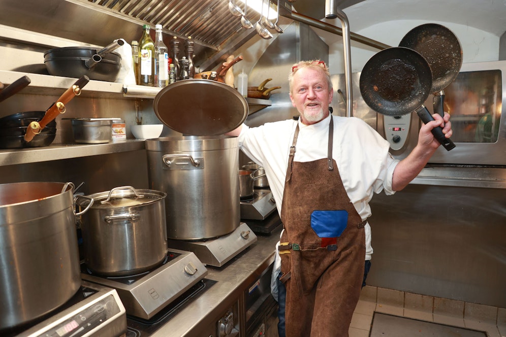 Wirt Peter Lammer vom Johannes-Keller will wieder die Pfanne schwingen, statt den energiefressenden Griller anzuwerfen. So will er 50 Prozent Stromkosten sparen.