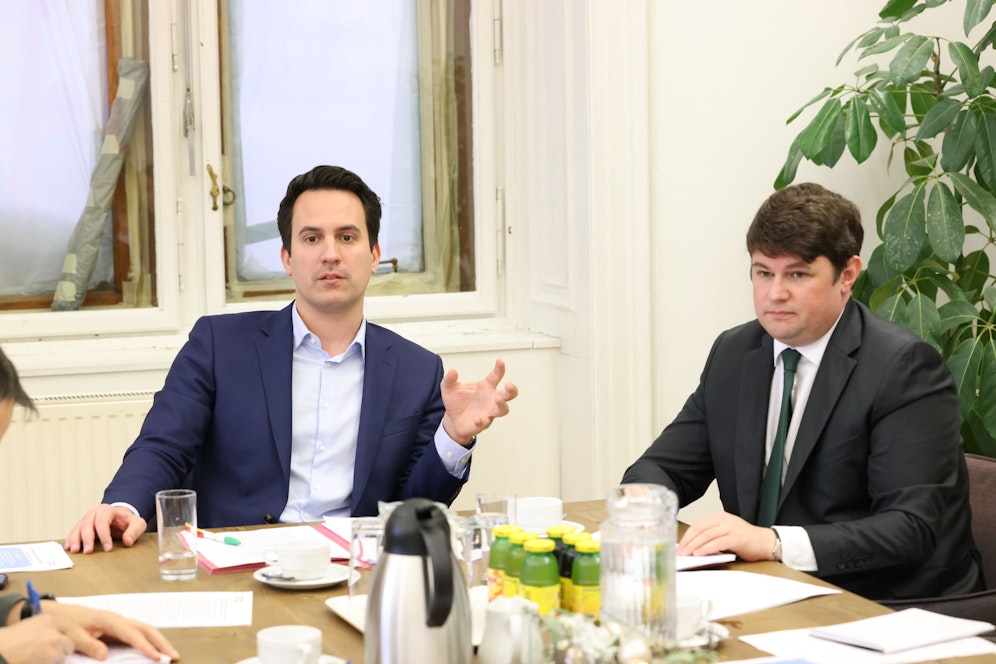 Vizebürgermeister Christoph Wiederkehr (Neos) und MA35-Abteilungsleiter Georg Hufgard-Leitner (v.l.) zogen Anfang Jänner Resümee über ein Jahr Reformprozess in der Wiener Einwanderungsbehörde. 