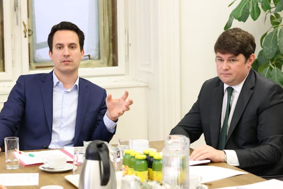 Vizebürgermeister Christoph Wiederkehr (Neos) und MA35-Abteilungsleiter Georg Hufgard-Leitner (v.li.) informierten über den Reformprozess.