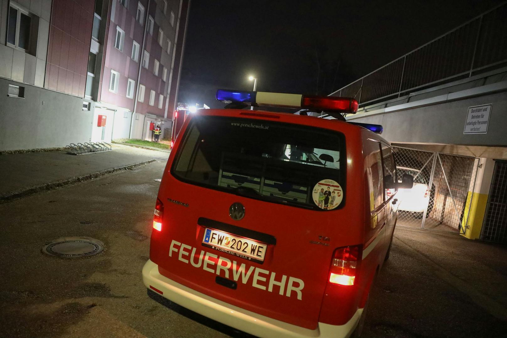 Die Feuerwehr wurde mit dem Einsatzstichwort "Person in Not" in ein Mehrparteienwohnhaus im Welser Stadtteil Vogelweide alarmiert.