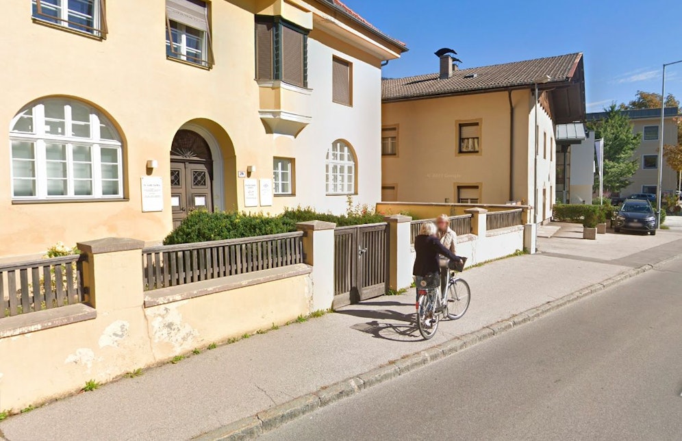 Blick auf den Eingang zur Praxis von Augenarzt Matthias Dapra in Lienz.