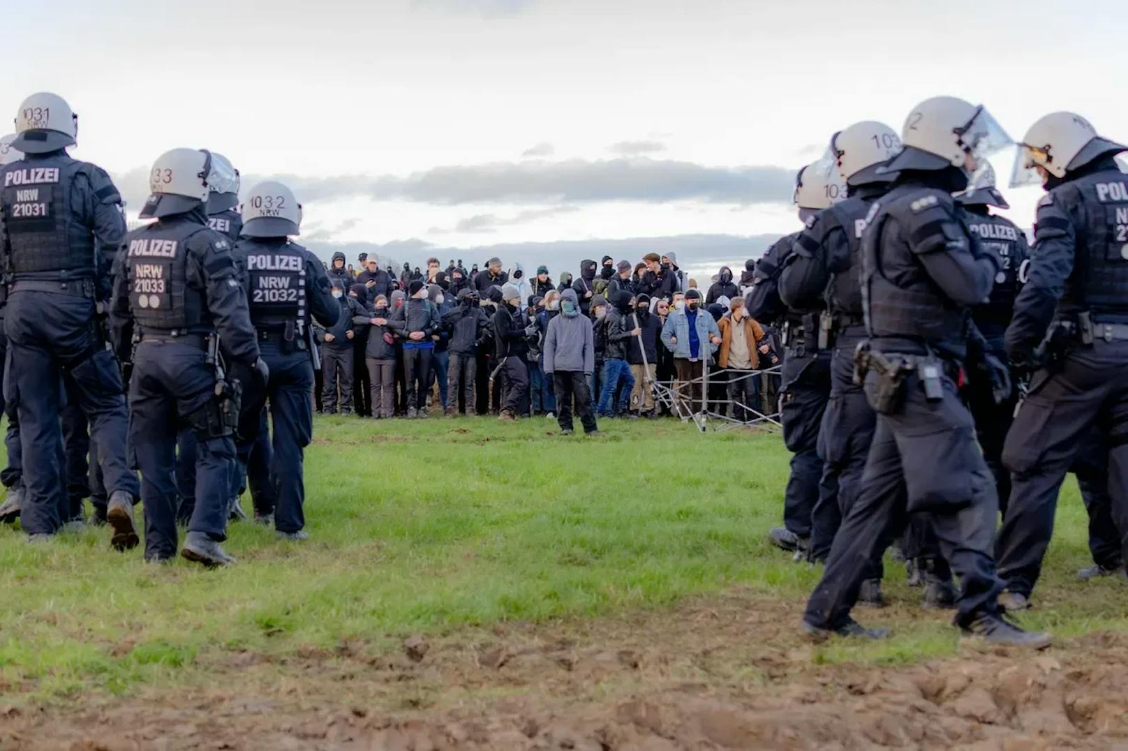 Polizei gegen Klimaschützer im deutschen Lützerath.