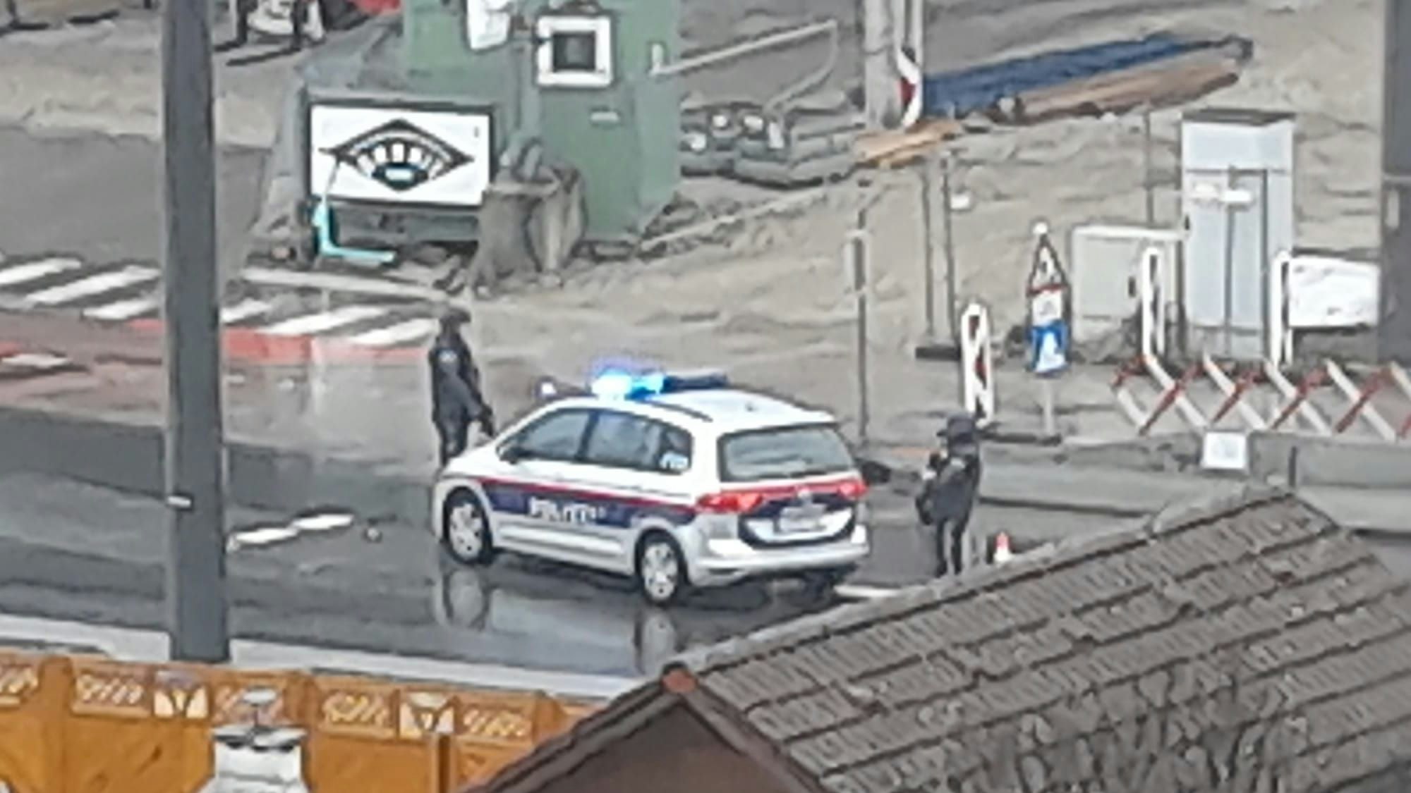 Die Polizei sucht gerade nach dem mutmaßlichen Täter. Alle Polizeistreifen sind alarmiert.
