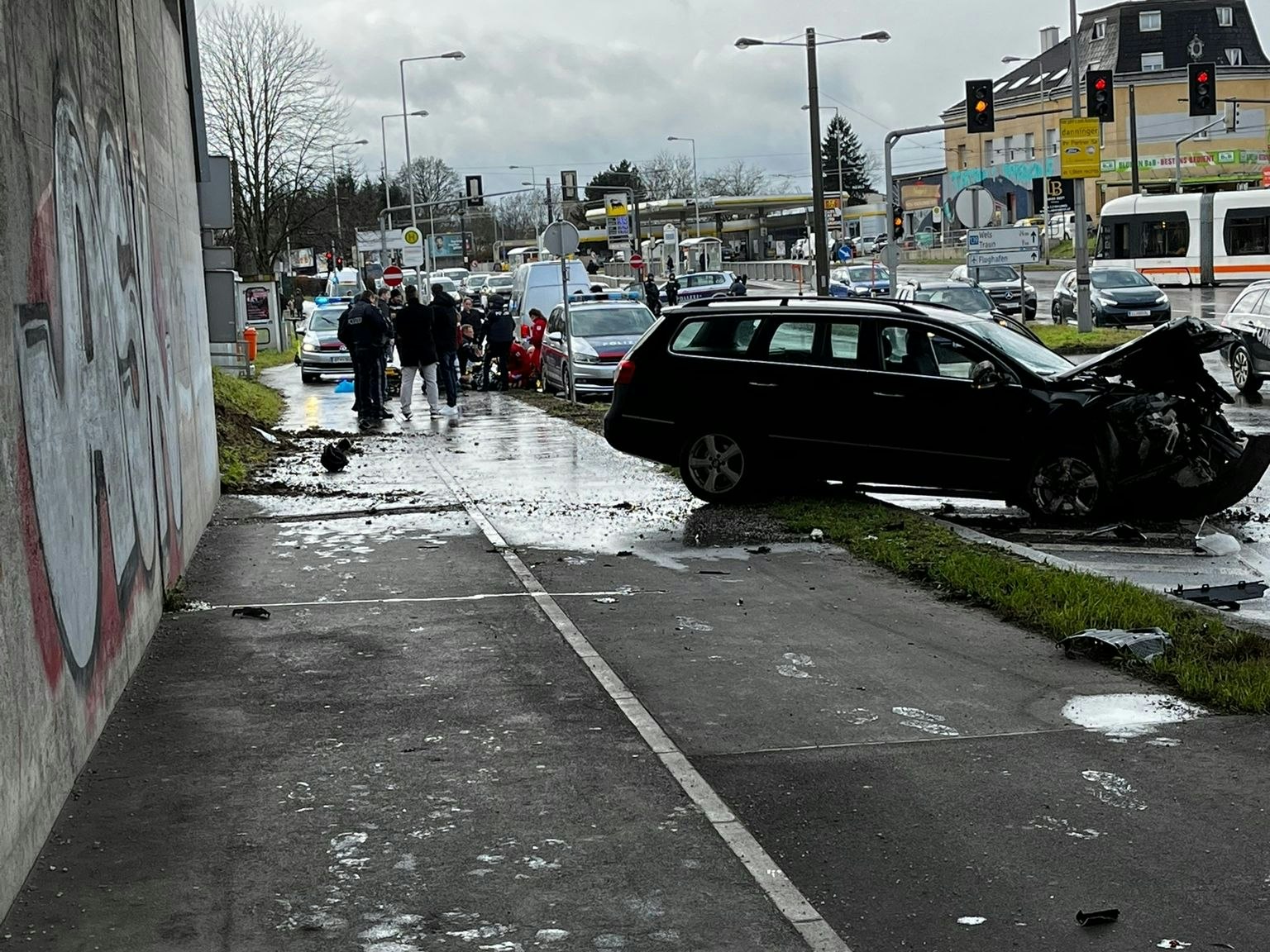 Ein "Heute"-Leserreporter-Foto zeigt die ersten Ausmaße nach der Amokfahrt.