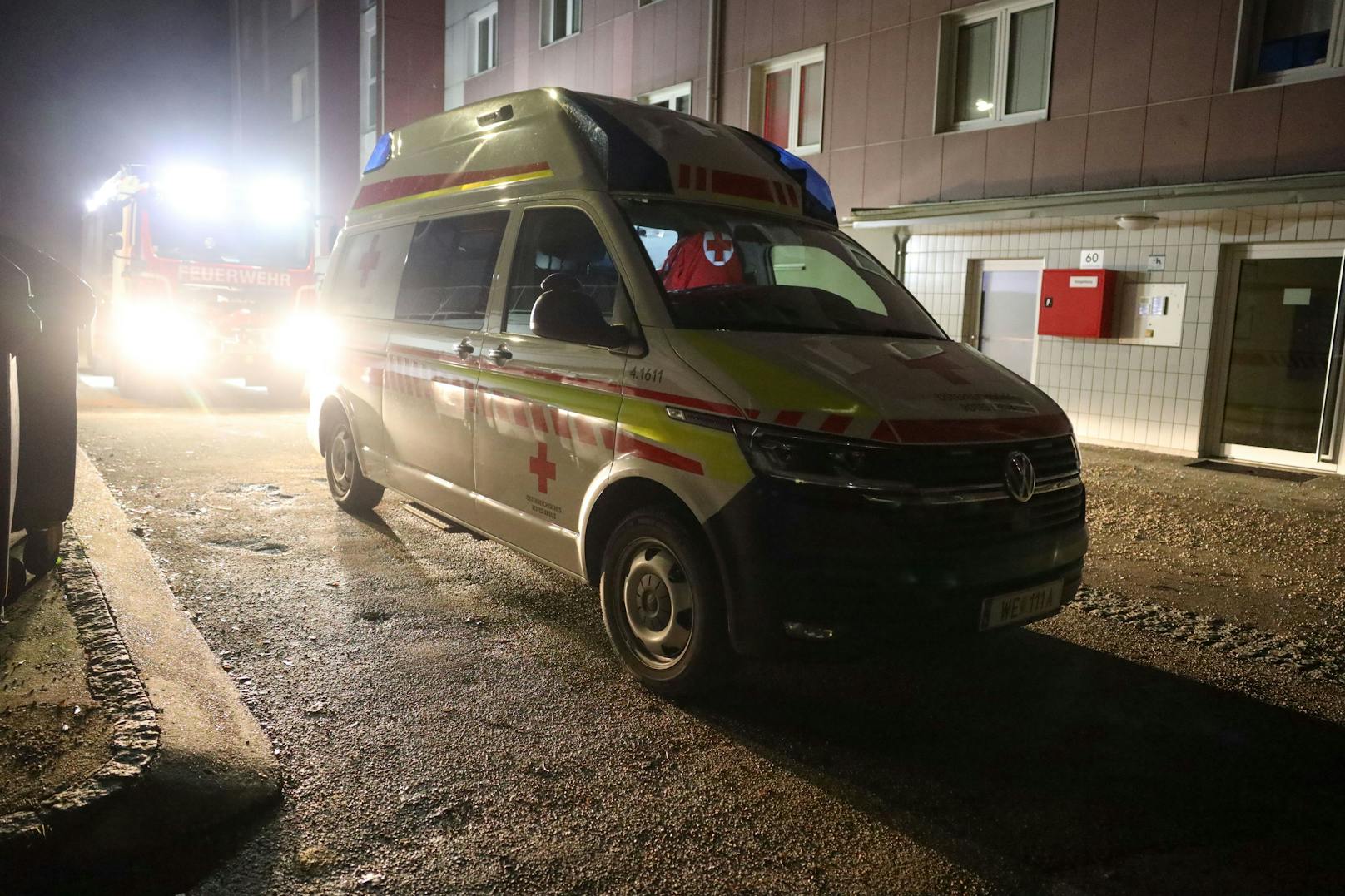 Feuerwehr, Rettungsdienst und Polizei standen in der Nacht auf Montag bei einem Rettungseinsatz in einer Mehrparteienhauswohnung in Wels-Vogelweide im Einsatz.