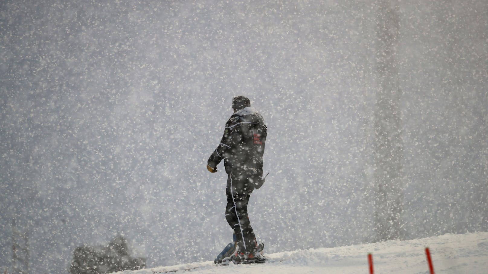 In Lech gilt Warnstufe Rot wegen erwarteter Schneemassen. Symbolbild
