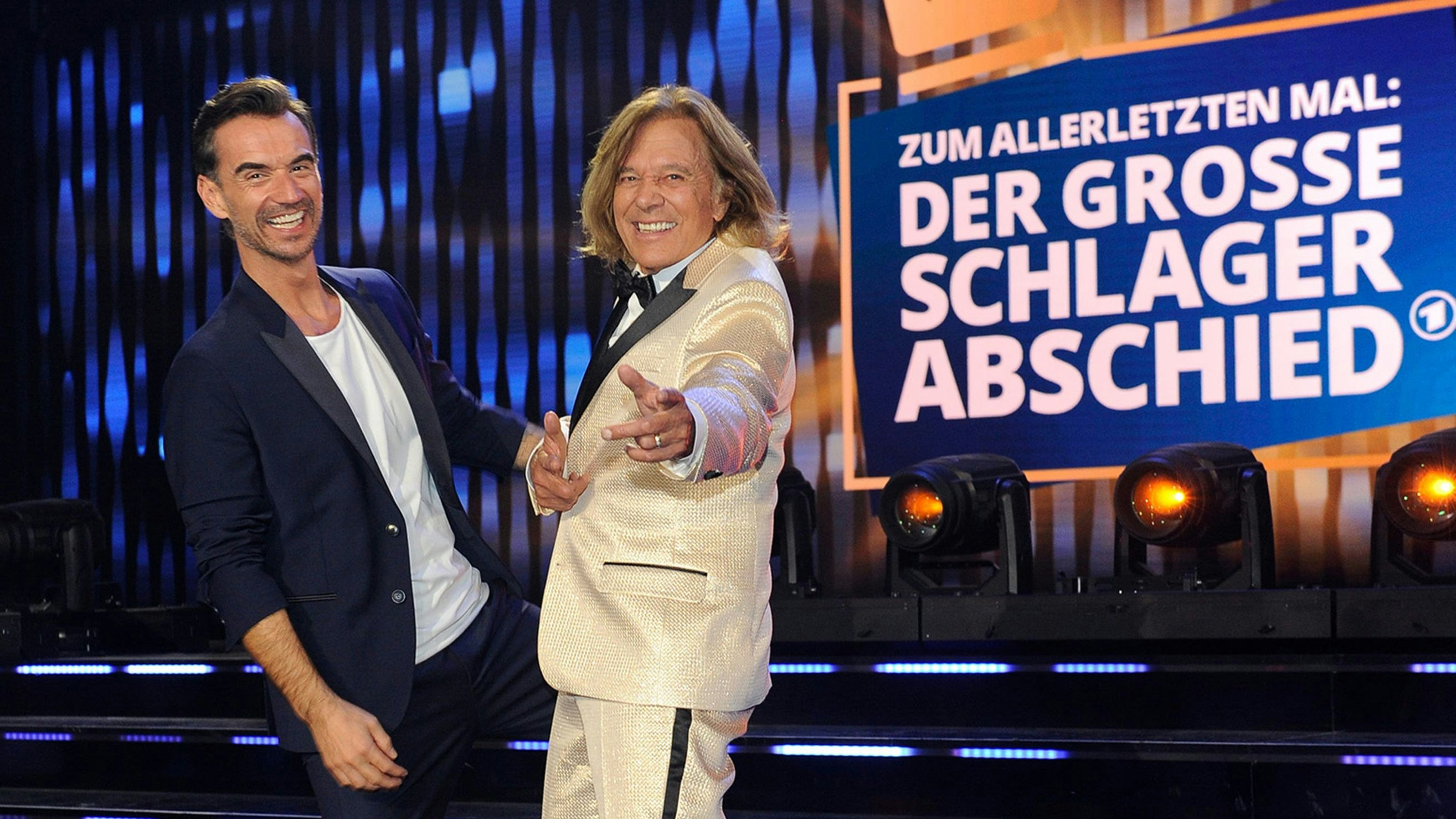 ARD/MDR DER GROSSE SCHLAGERABSCHIED, "Präsentiert von Florian Silbereisen", am Samstag (14.01.23) um 20:15 Uhr im ERSTEN. Florian Silbereisen und Jürgen Drews © MDR/JürgensTV/Dominik Beckmann, honorarfrei - Verwendung gemäß der AGB im engen inhaltlichen, redaktionellen Zusammenhang mit genannter MDR-Sendung bei Nennung "Bild: MDR/JürgensTV/Dominik Beckmann" (S2+). MDR/HA Kommunikation, 04360 Leipzig, Tel: (0341) 300 6477 oder - 6463