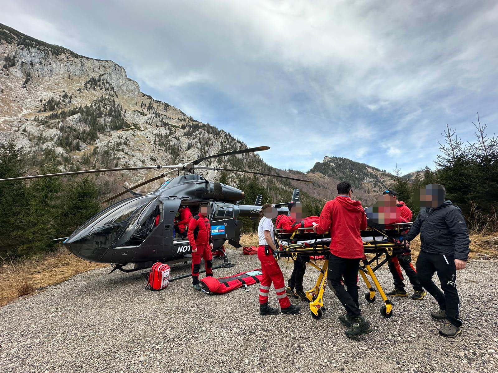 Der 47-Jährige wollte gerade vom Traunstein absteigen. Beim Überqueren einer nassen Holzbrücke rutschte er aus und stürzte ab. Er wurde mit dem Rettungshubschrauber ins Krankenhaus gebracht.