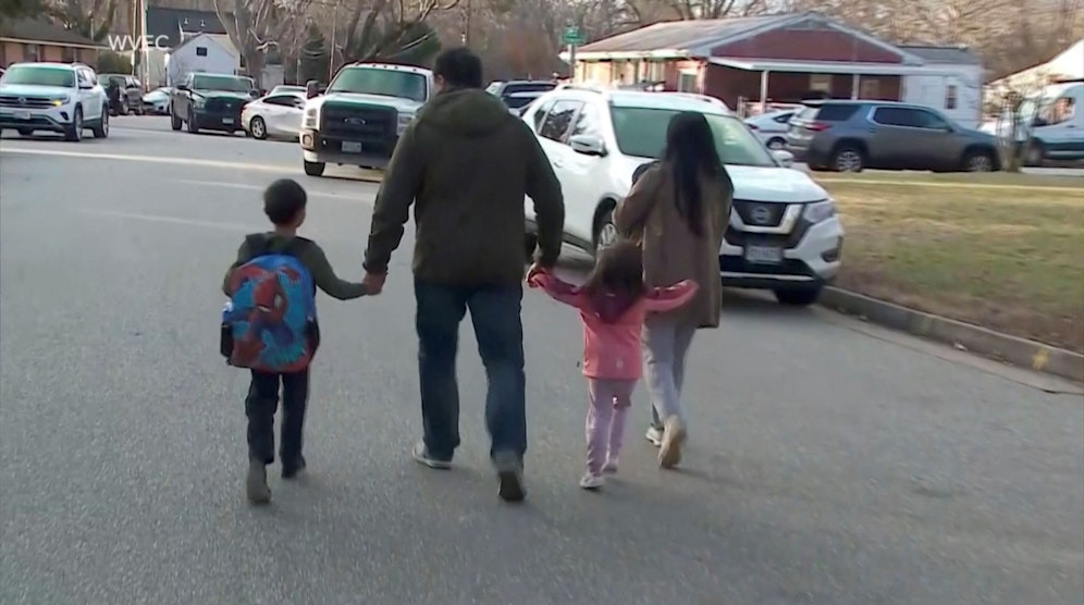 Die Lehrerin wird den Angriff wohl überleben, sie wird medizinisch versorgt. 