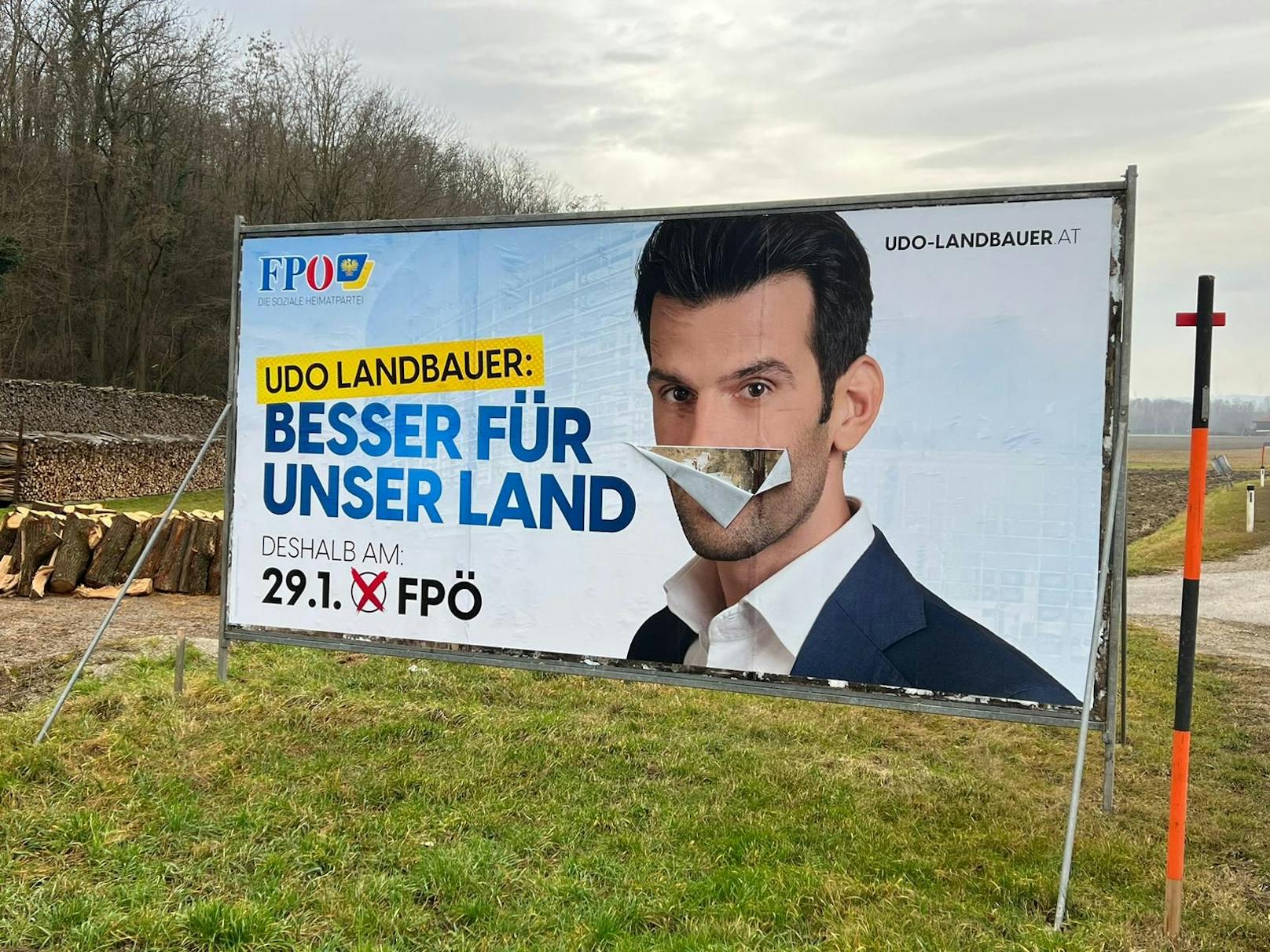 Ein zerrissenes Wahlplakat